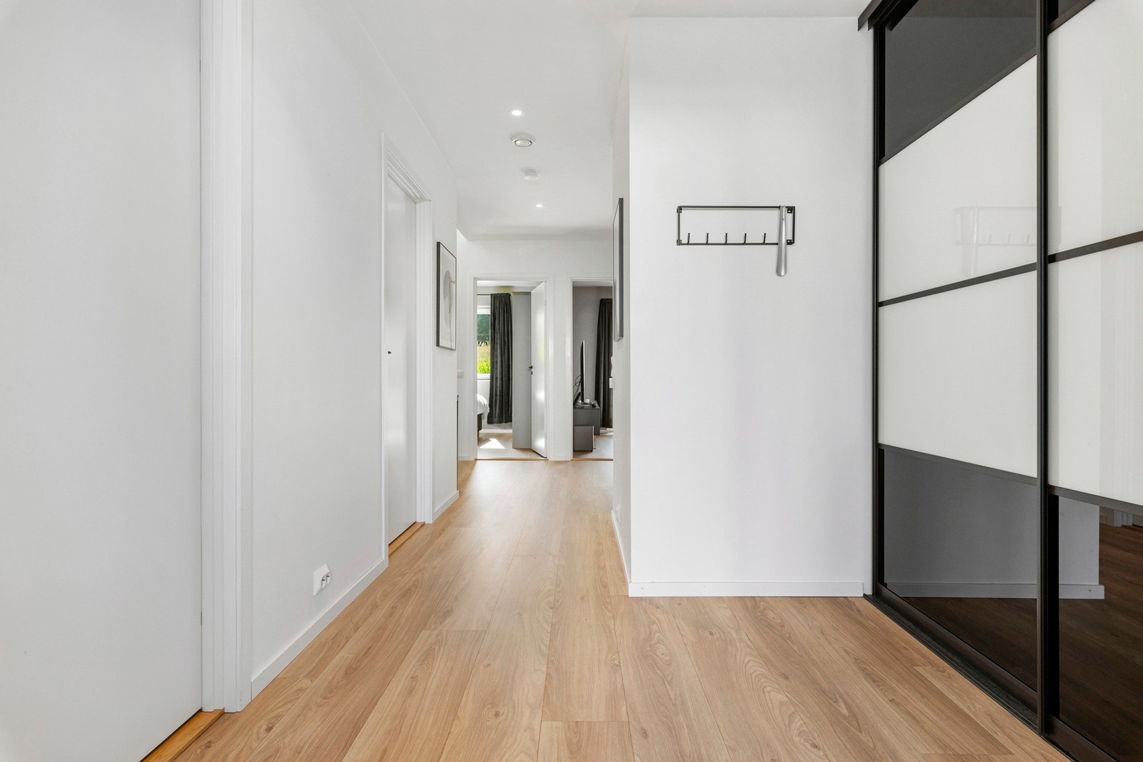 Boligen har en enkel og praktisk planløsning. Alle fire soverom er i 1.etg. Galleribilde