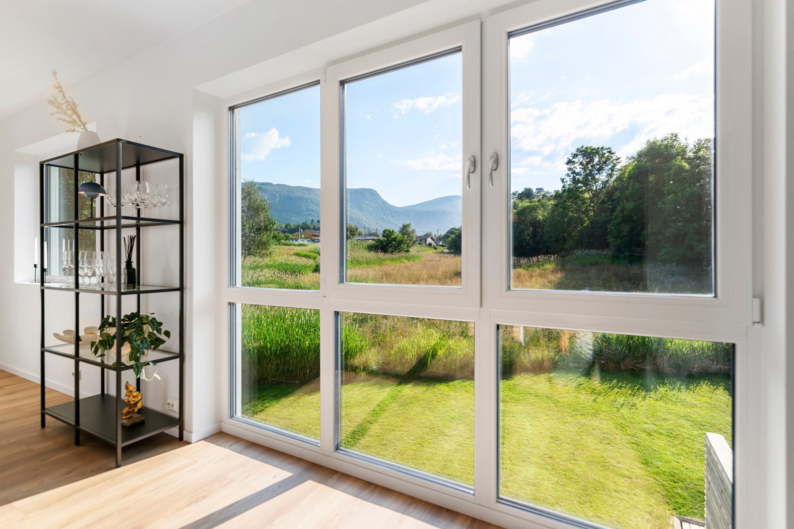 Boligen er utstyrt med vedlikeholdsfrie vinylvinduer. Galleribilde