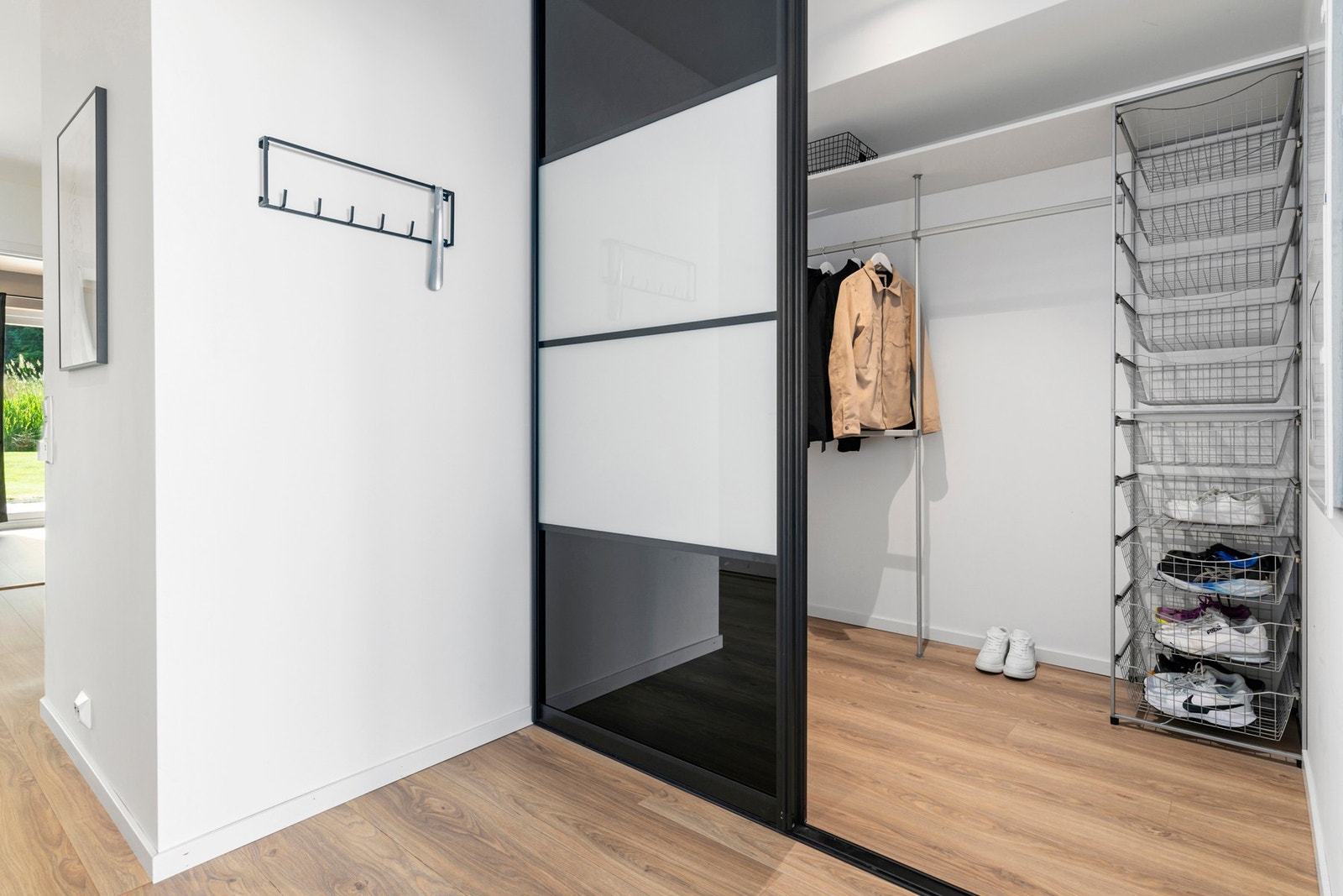 Entréen har en overraskende romslig walk-in garderobe. Galleribilde