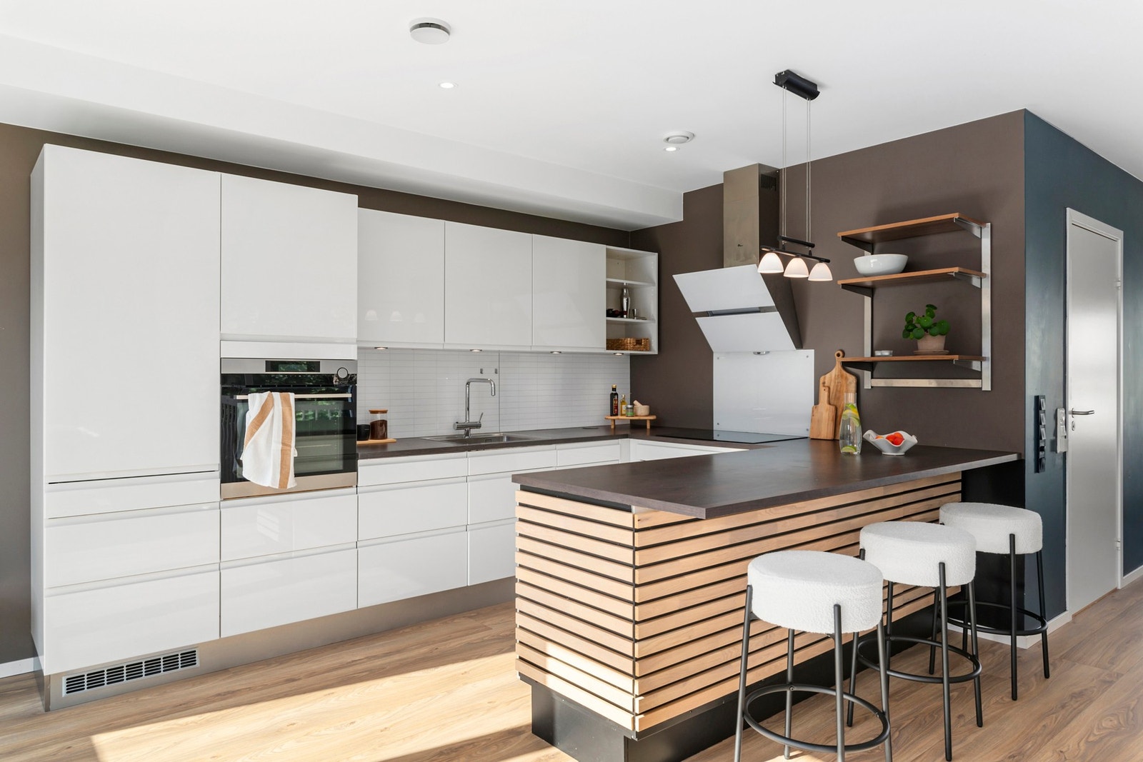 Kjøkkenet er oppgradert med spiledetaljer spruteplater over kjøkkenbenk. Galleribilde