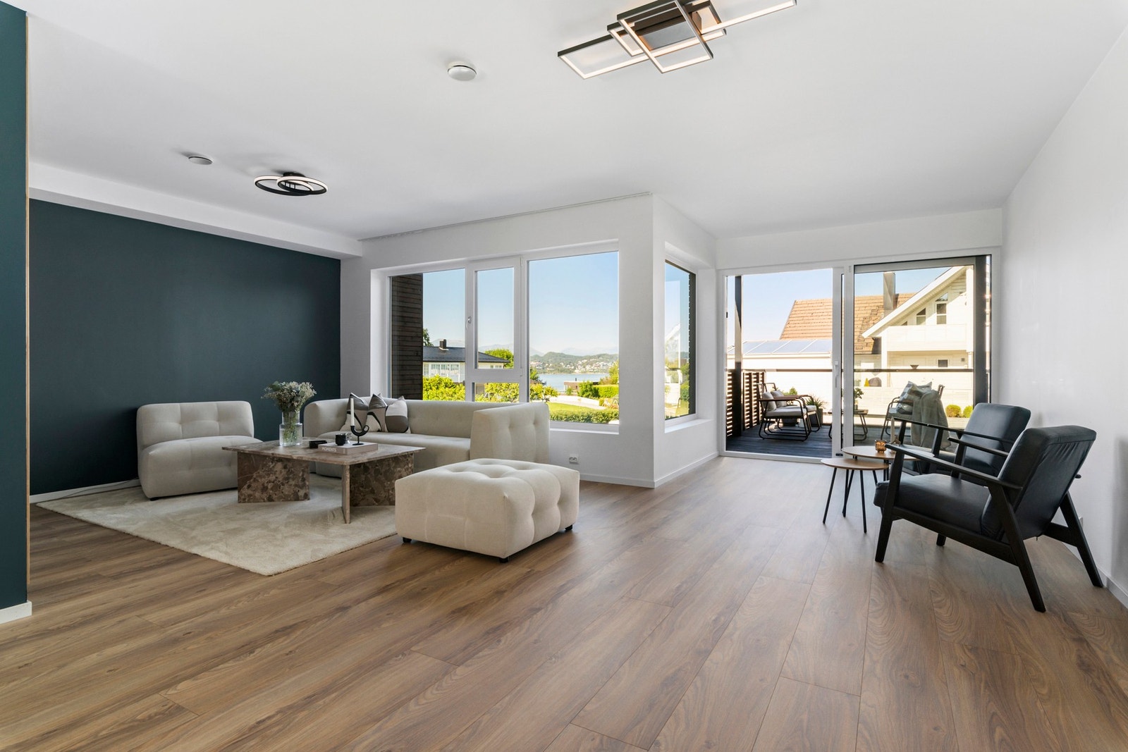 Det er flere møbleringssoner i stuerommet. HEr er det også utgang til terrasse med sjøutsikt. Galleribilde