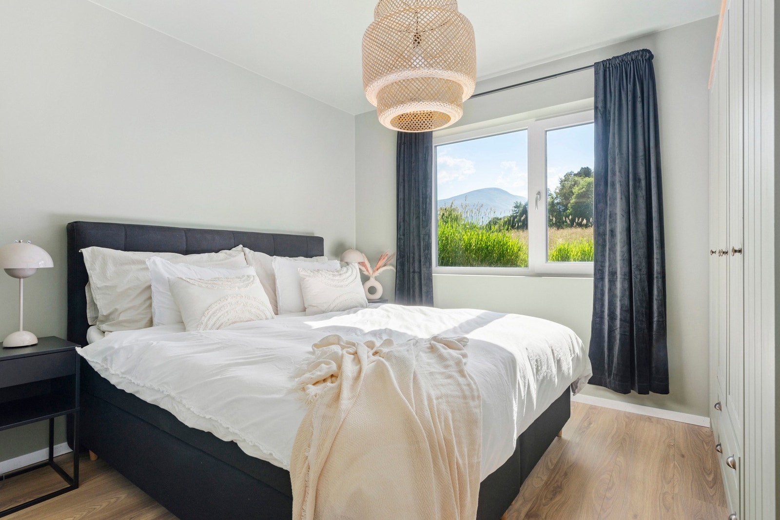 Soverom 1 er romslig med mye garderobeplass. Galleribilde