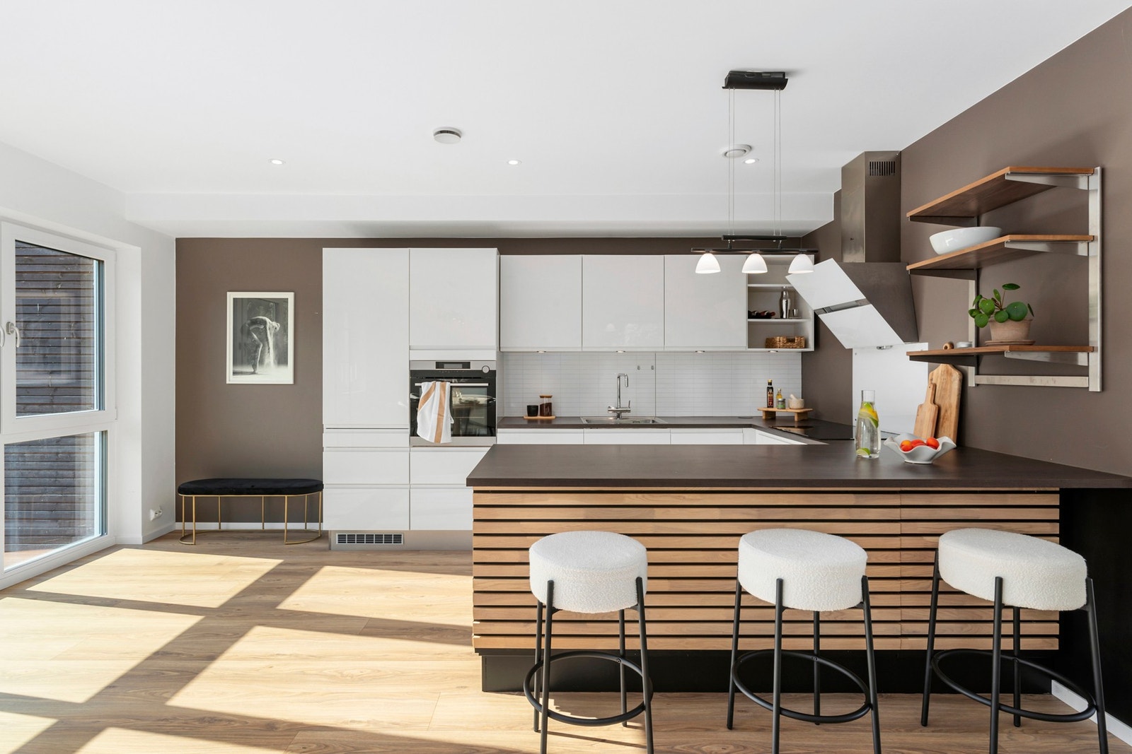 Kjøkken fra HTH med rikelig skap- og benkeplass. Galleribilde