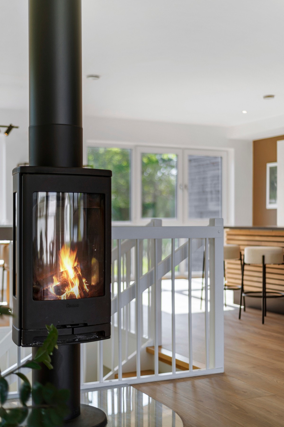 Vedfyring i stuen gir en varm og hyggelig atmosfære. Galleribilde