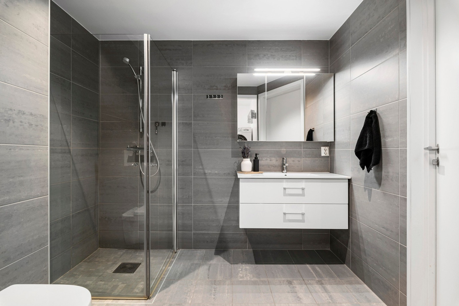 Bad i 1.etg. er utstyrt med dusjhjørne. Galleribilde