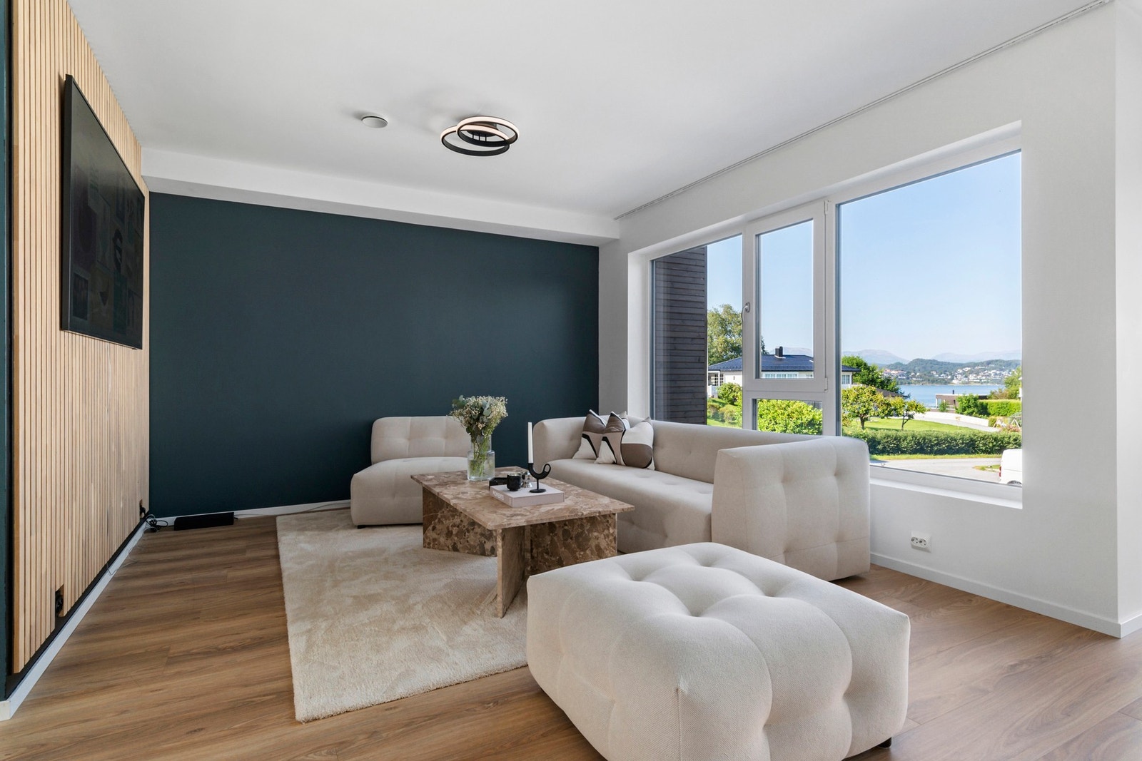 Boligen har moderne utførelse og fremstår delikat. Galleribilde