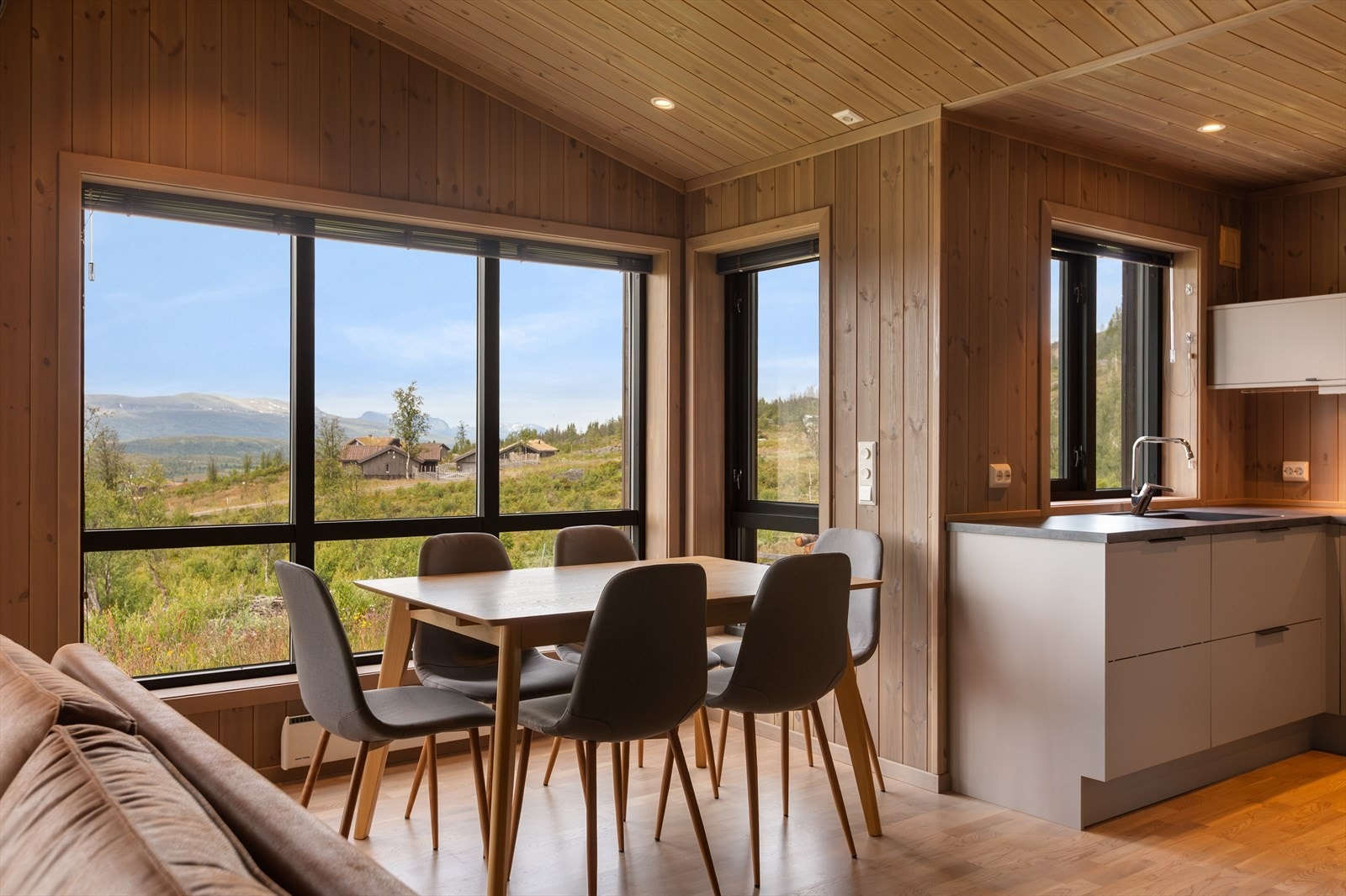 Flott spiseplass foran vinduet. Galleribilde