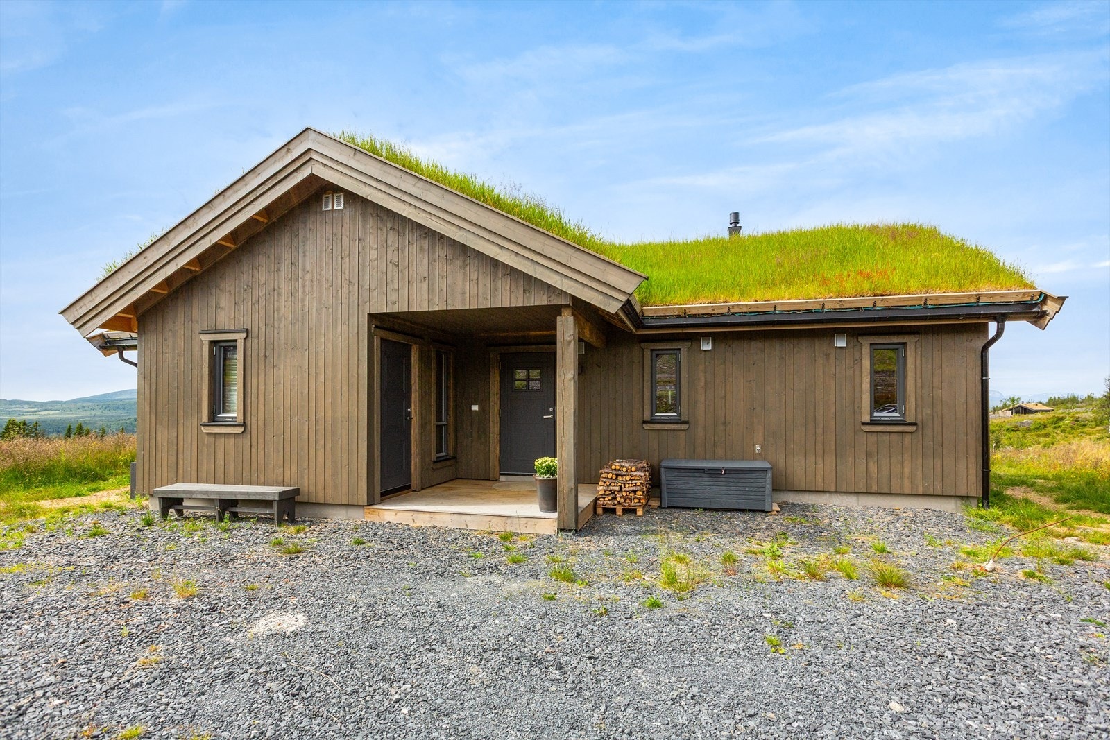 Overbygd inngangsparti og tilgang bod. Galleribilde