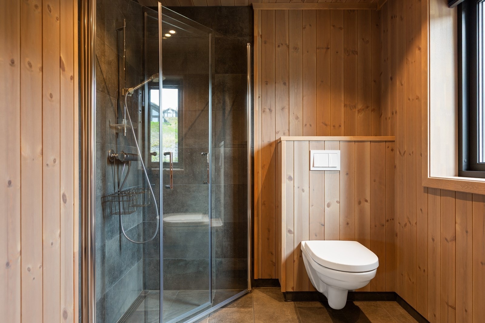 Servantinnredning, vegghengt toalett og dusjhjørne med glassdører. Galleribilde