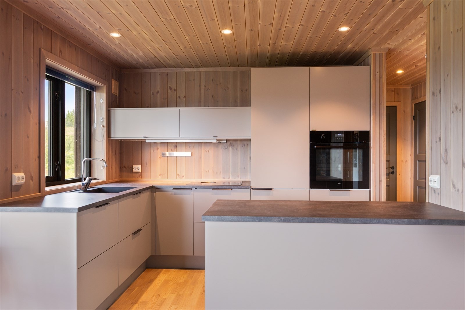 Moderne, glatt kjøkkeninnredning med over- og underskap fra Sigdal. Galleribilde