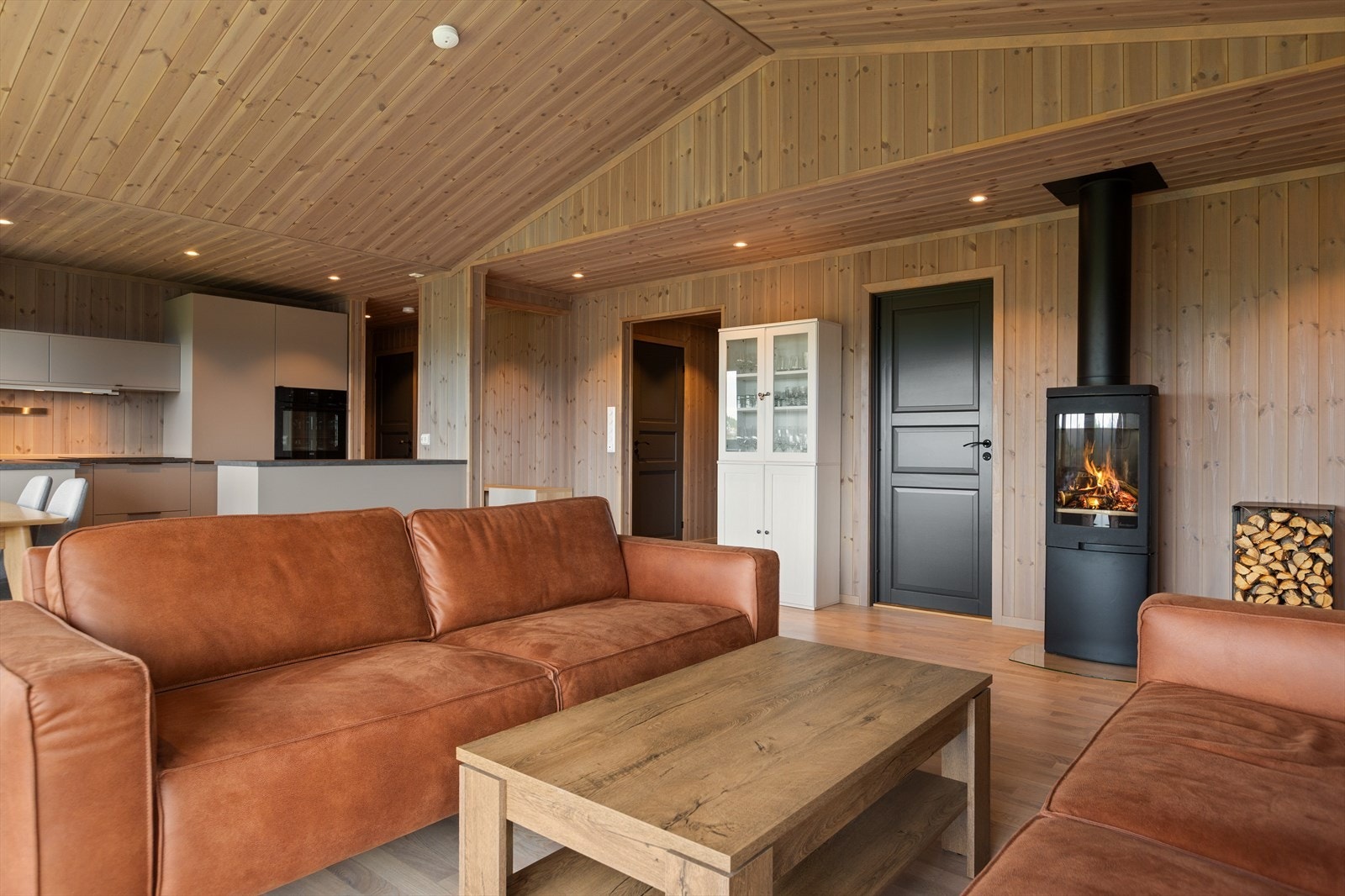 Peisovnen gir kos og god ekstravarme i den kalde årstida, i tillegg til gulvvarme i alle gulv med unntak av soverom. Galleribilde