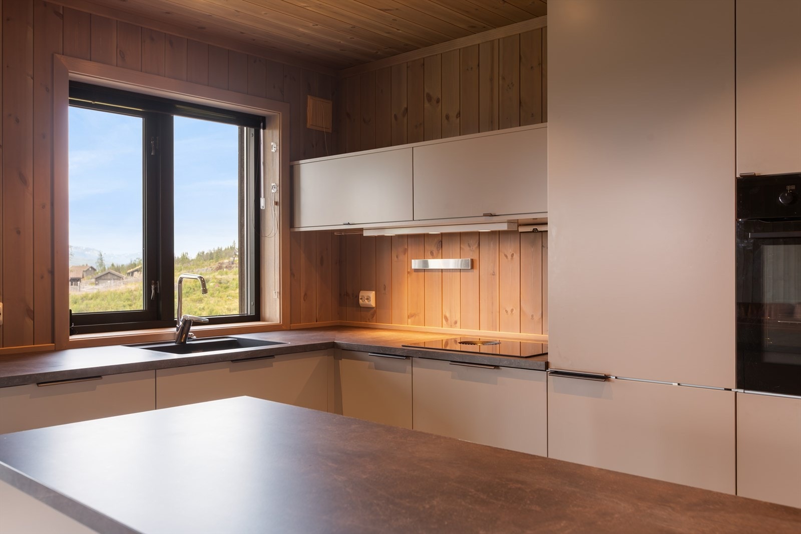 Integrerte hvitevarer, og nedfelt oppvaskkum i laminat benkeplate. Galleribilde