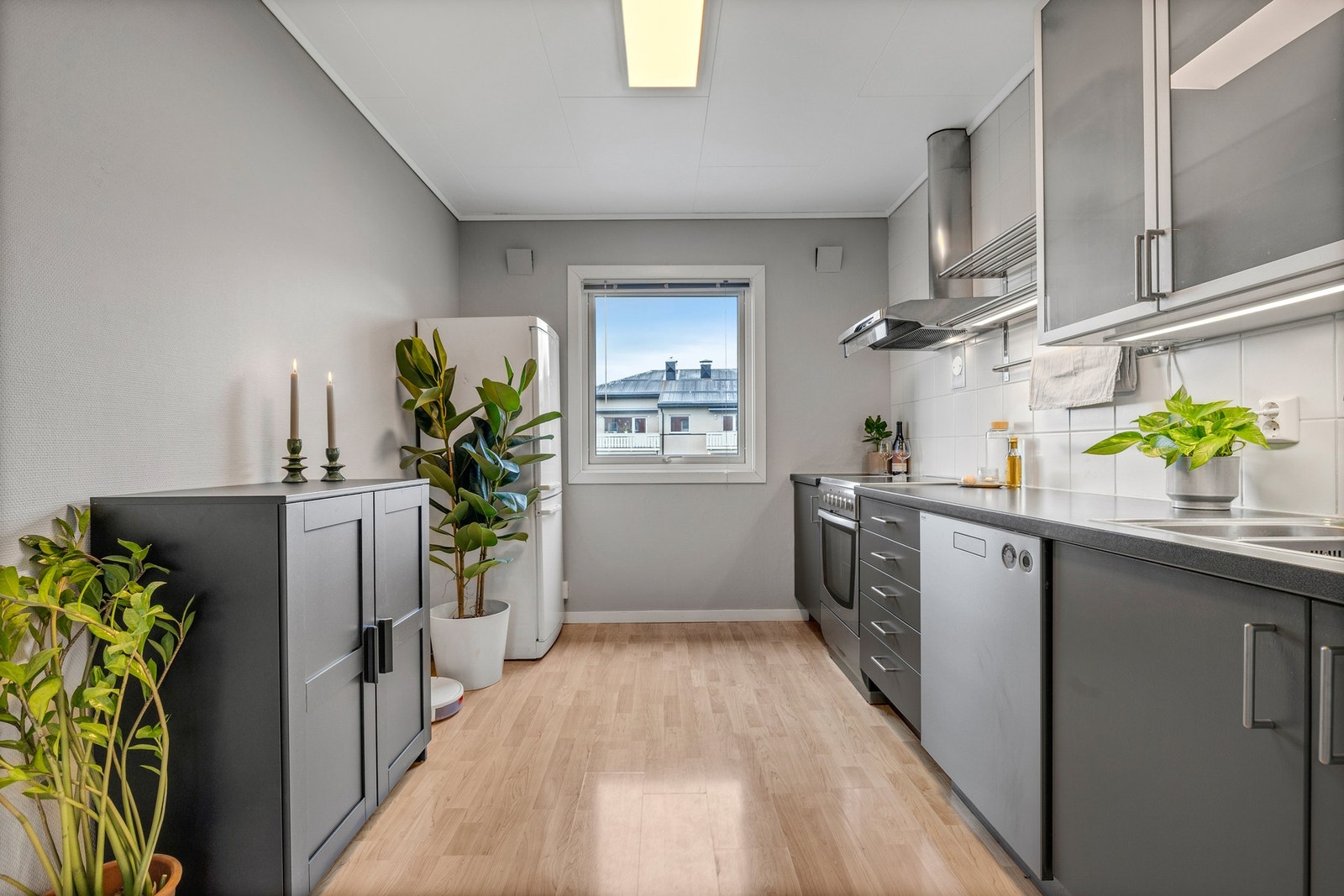 Her er det mye lagringsplass i skuffer og skap samt plass til et lite spisebord for enkle måltider. Galleribilde