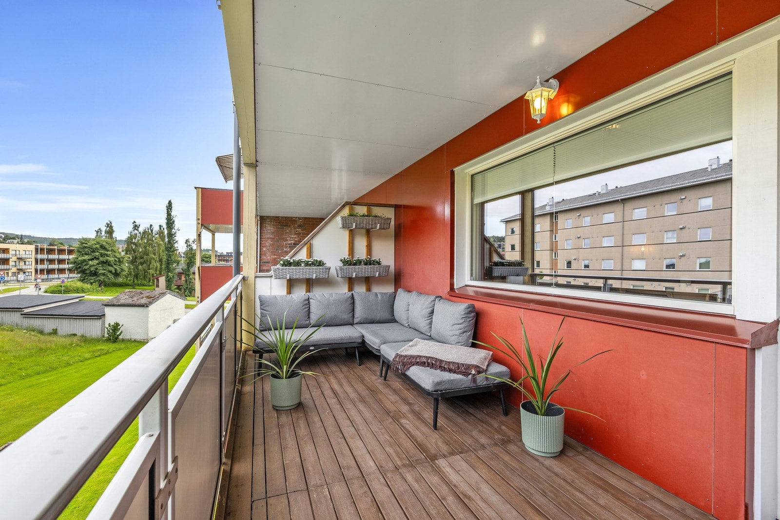 Her er det god plass til sittegruppe og grill. Galleribilde