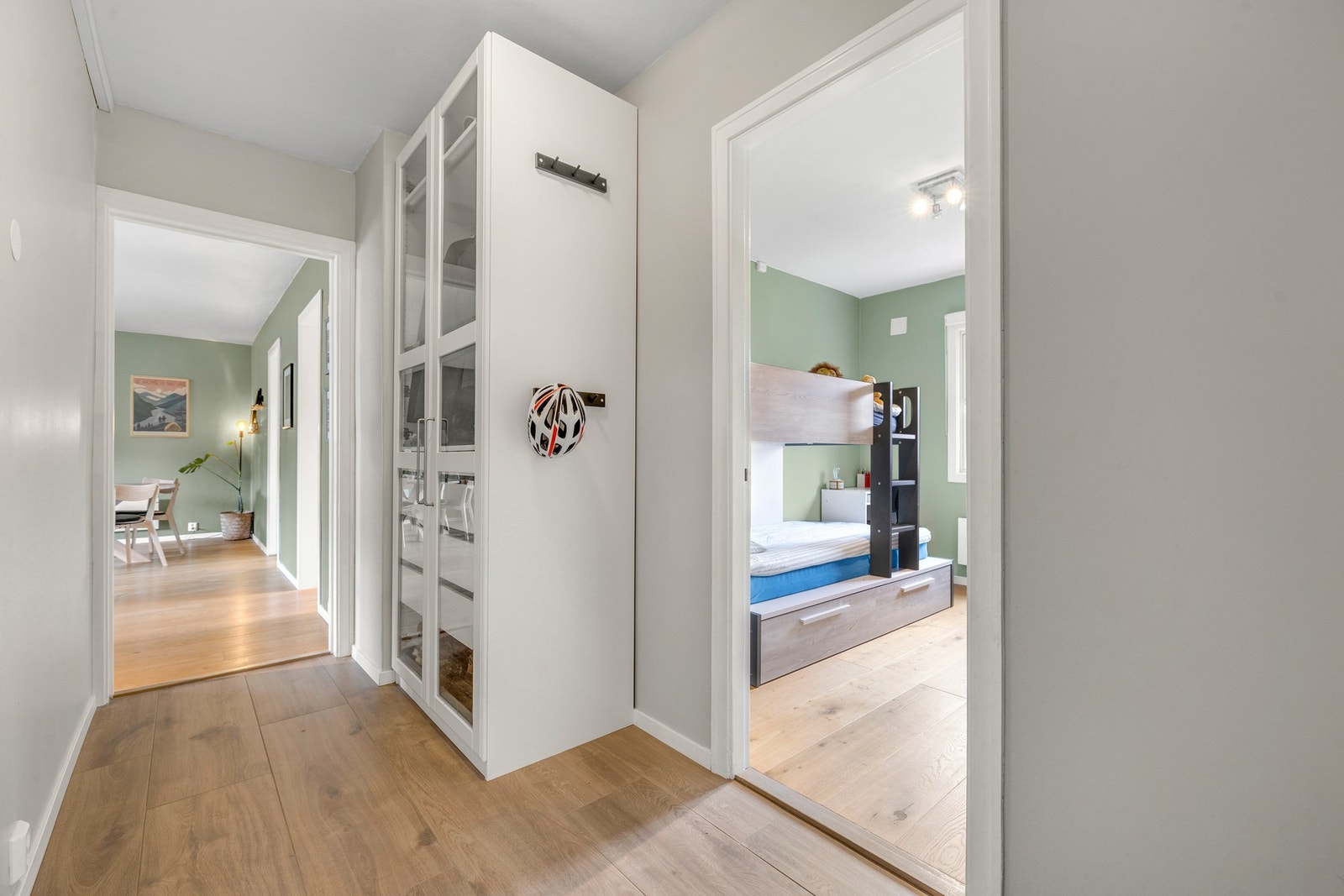 Entré/gang med god plass til oppbevaringsmøbel. Galleribilde