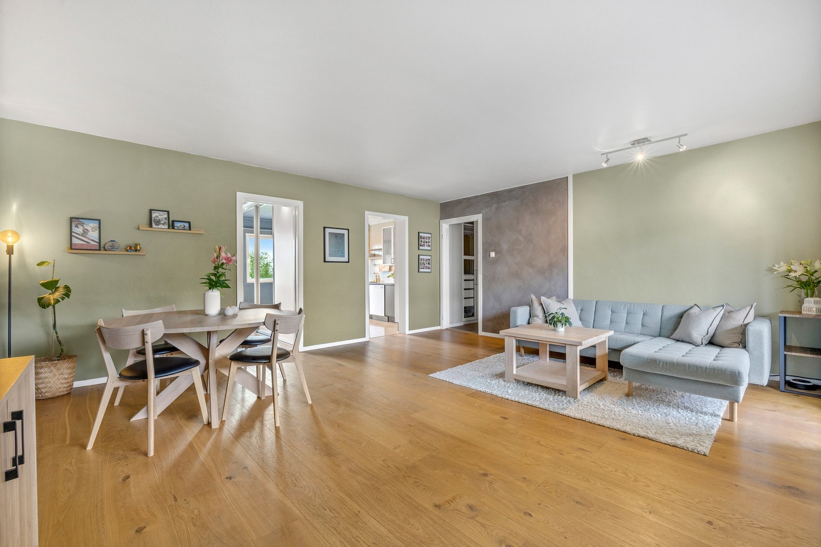 Her er det god plass til å møblere i ulike soner, her ved sofaseksjon og spisebordsone. Galleribilde