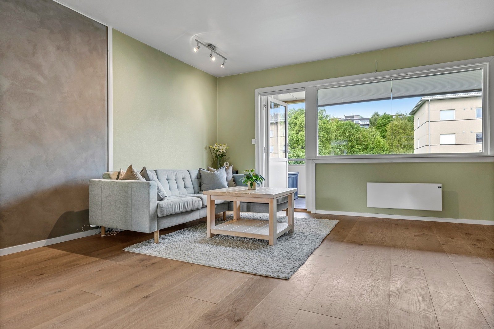 Fra stuen er det direkte utgang til en solrik balkong. Galleribilde