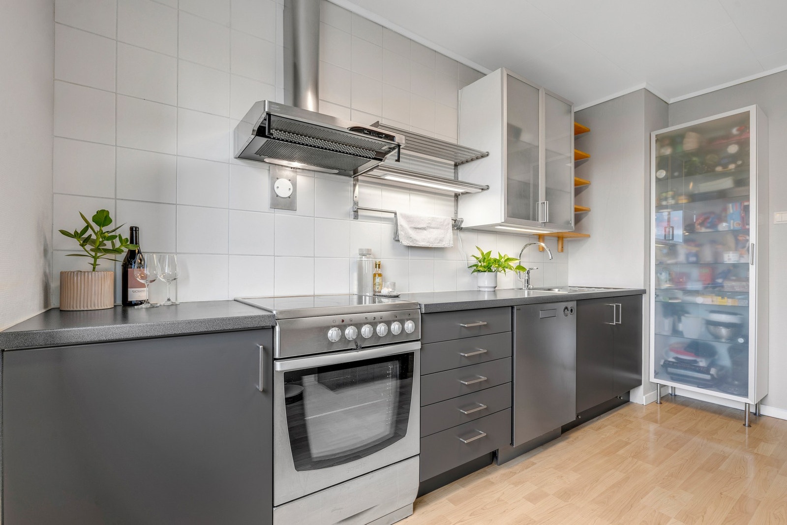 Separat kjøkkenrom på knappe 10 kvm med en romslig innredning. Galleribilde