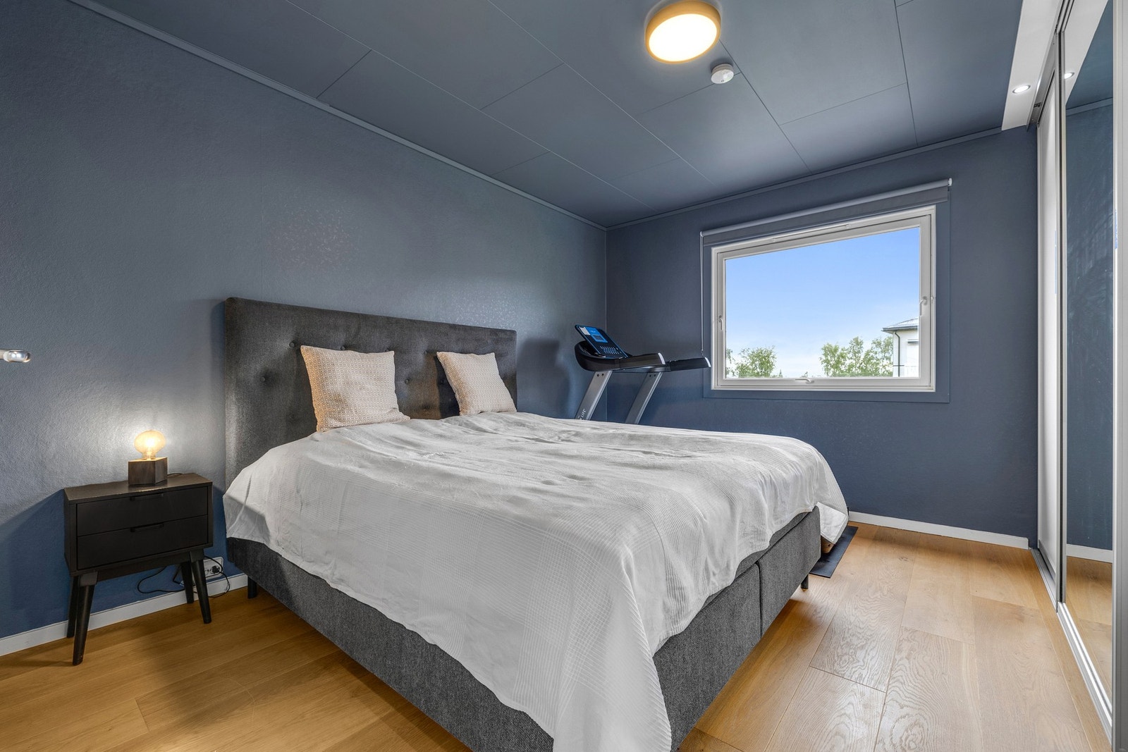 Hovedsoverommet er på 13,7 kvm og har god plass for dobbeltseng. I tillegg er det utstyrt med en stor skyvedørsgarderobe. Galleribilde