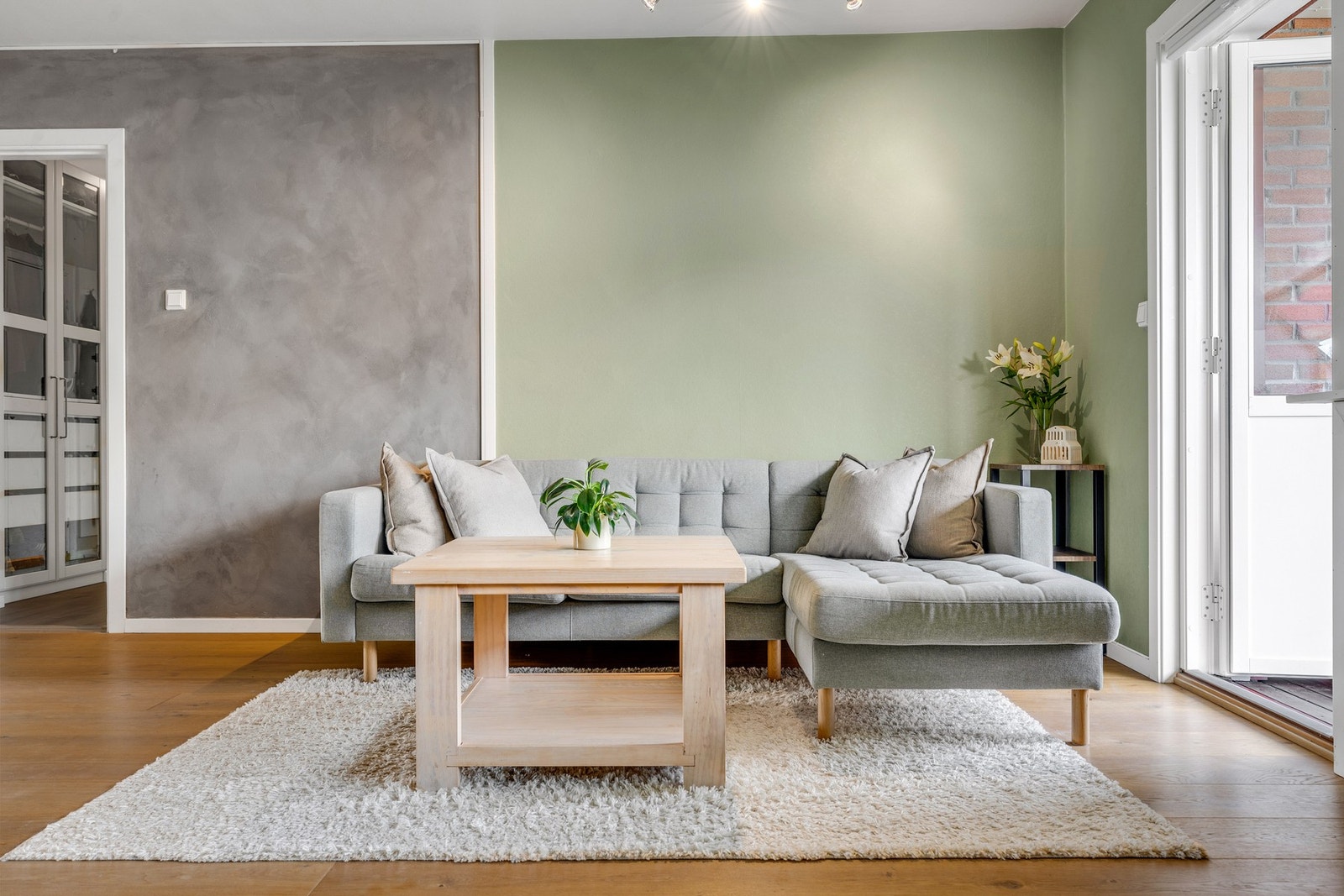 Her er det god plass til å møblere i ulike soner, her ved sofaseksjon og spisebordsone. Galleribilde