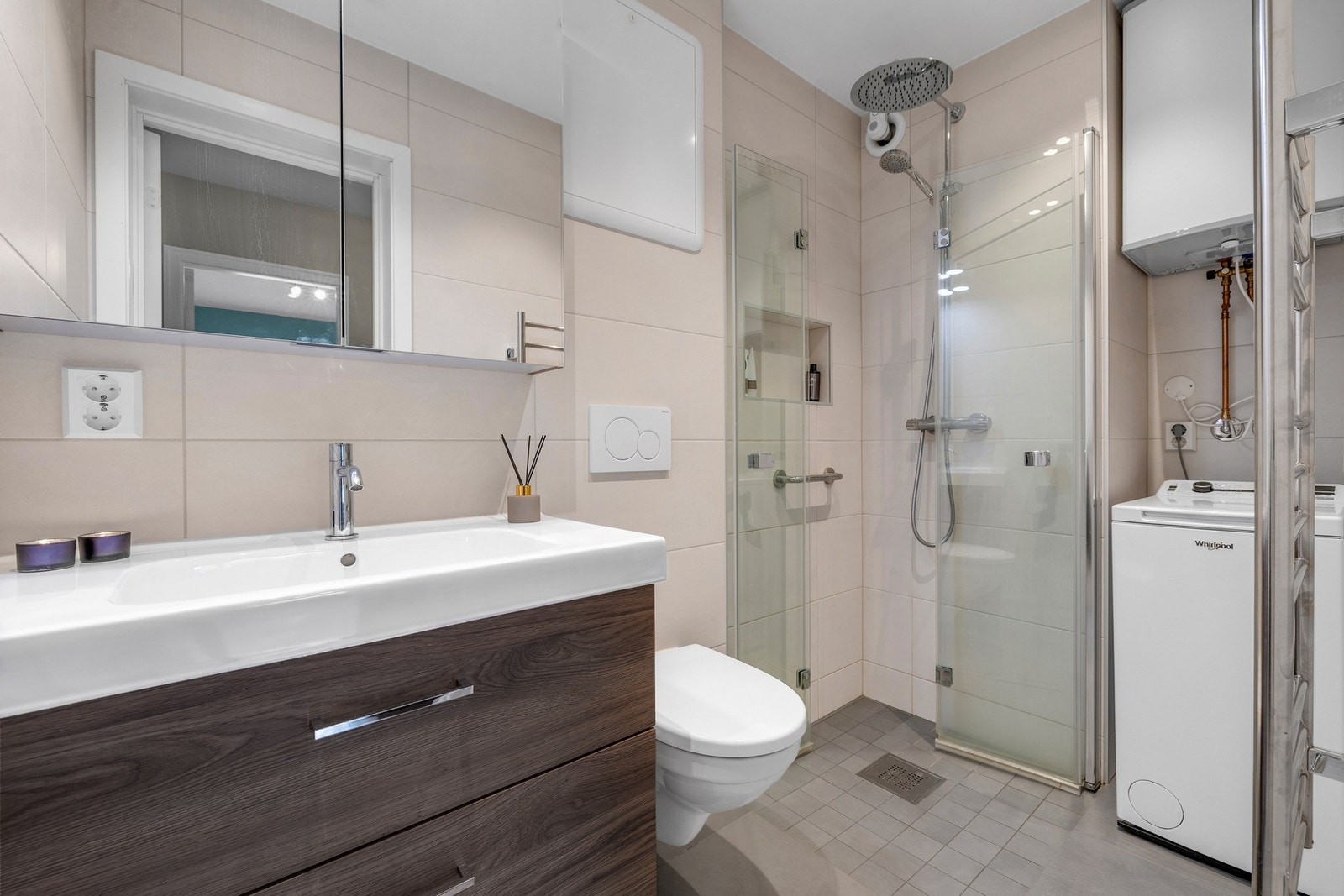 Pent, flislagt bad på 10 kvm. Galleribilde