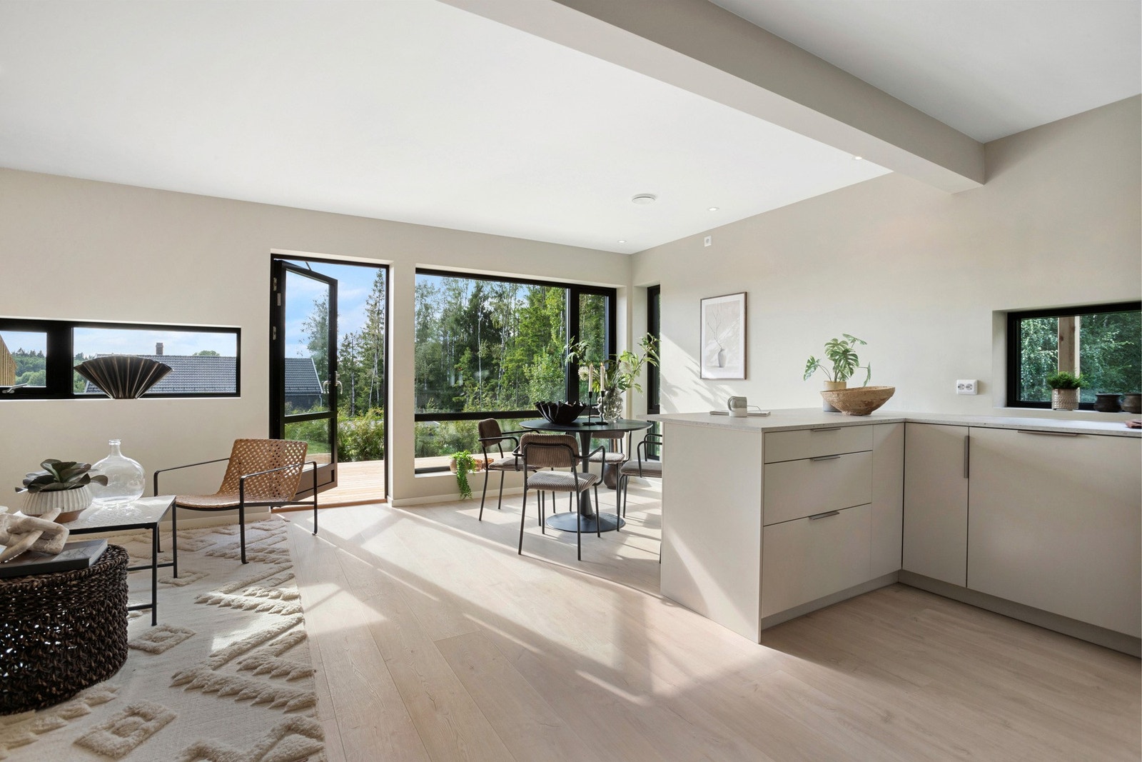 Romslig stue med utgang til markterrasse Galleribilde