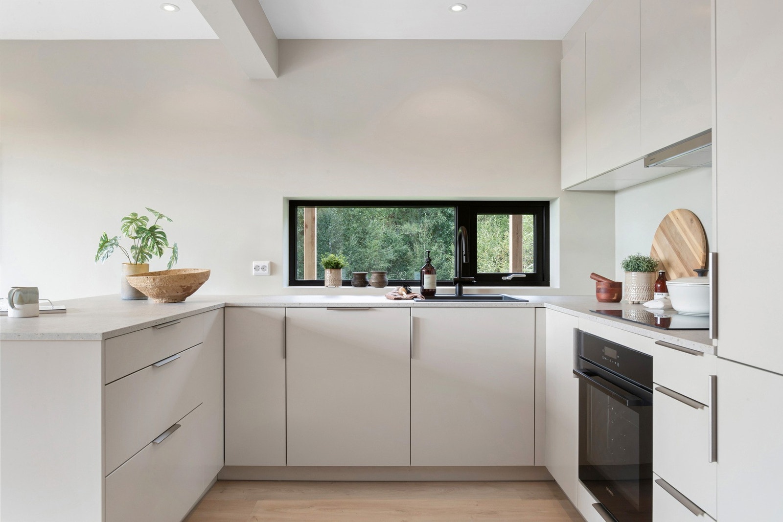 Stort kjøkken med alt klart for å nyte familielivet rundt middagsbordet Galleribilde