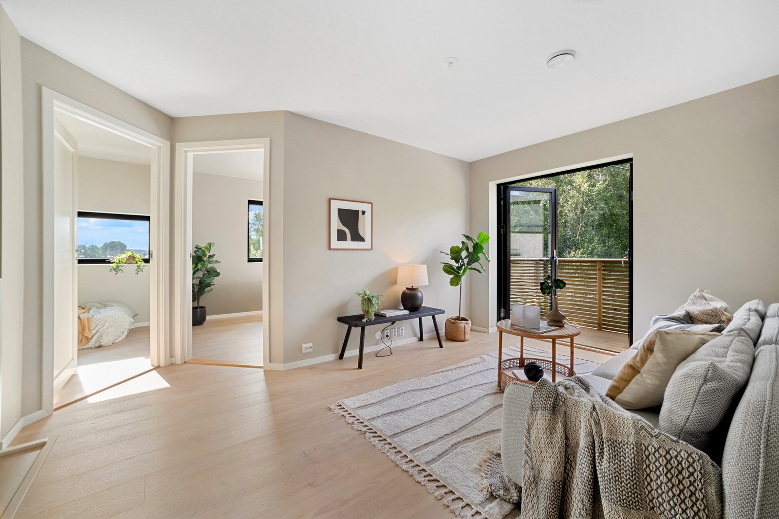 Nydelig loftstue med egen balkong vendt mot ubebygd område Galleribilde