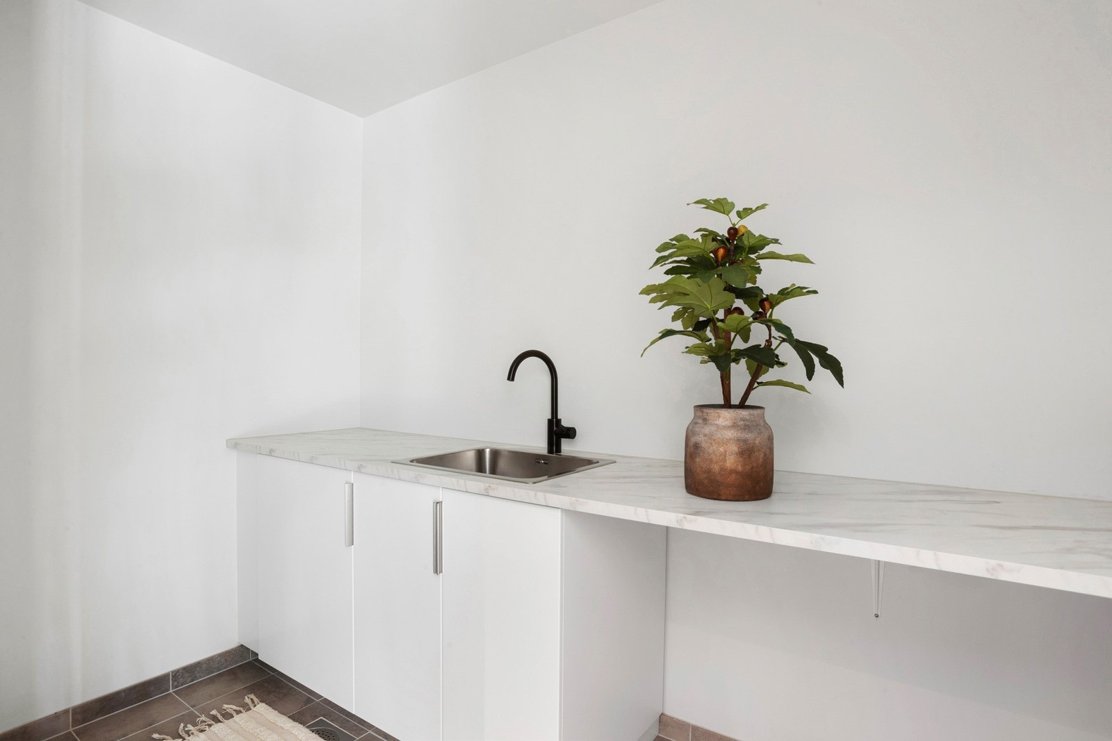 Vaskerommet/bod. Stor fordel å ha dette adskilt fra badet Galleribilde