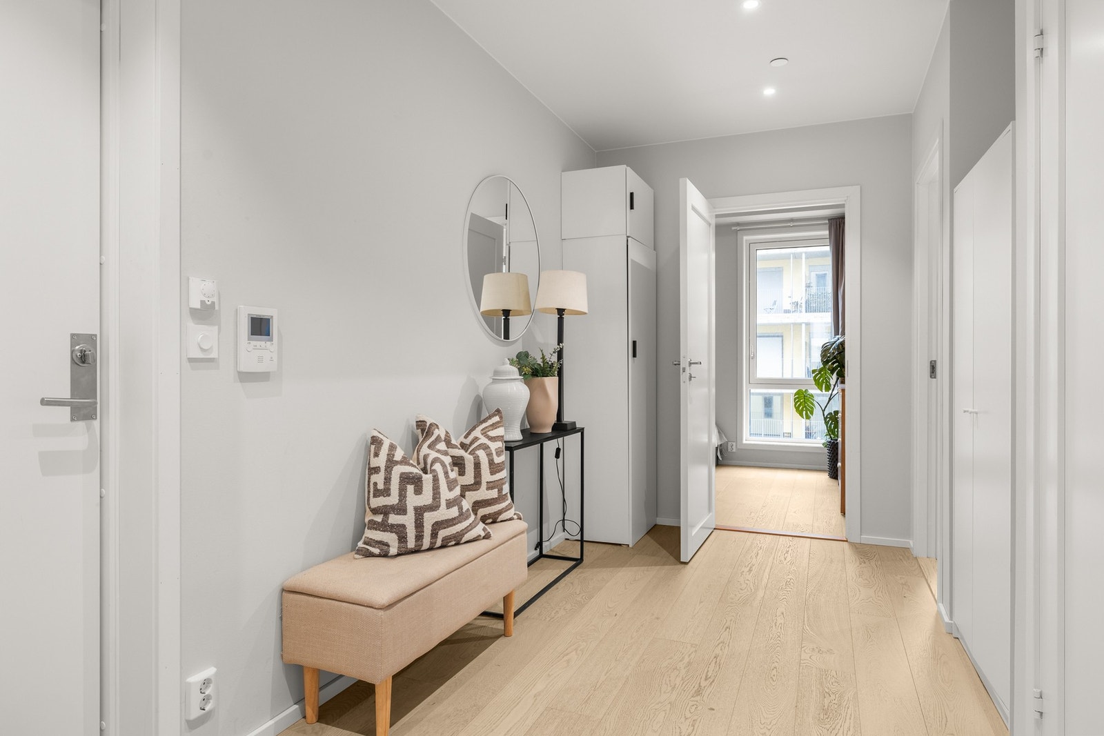 Enkel adkomst til 4. etasje med heis. Oppgangen har callinganlegg. Galleribilde
