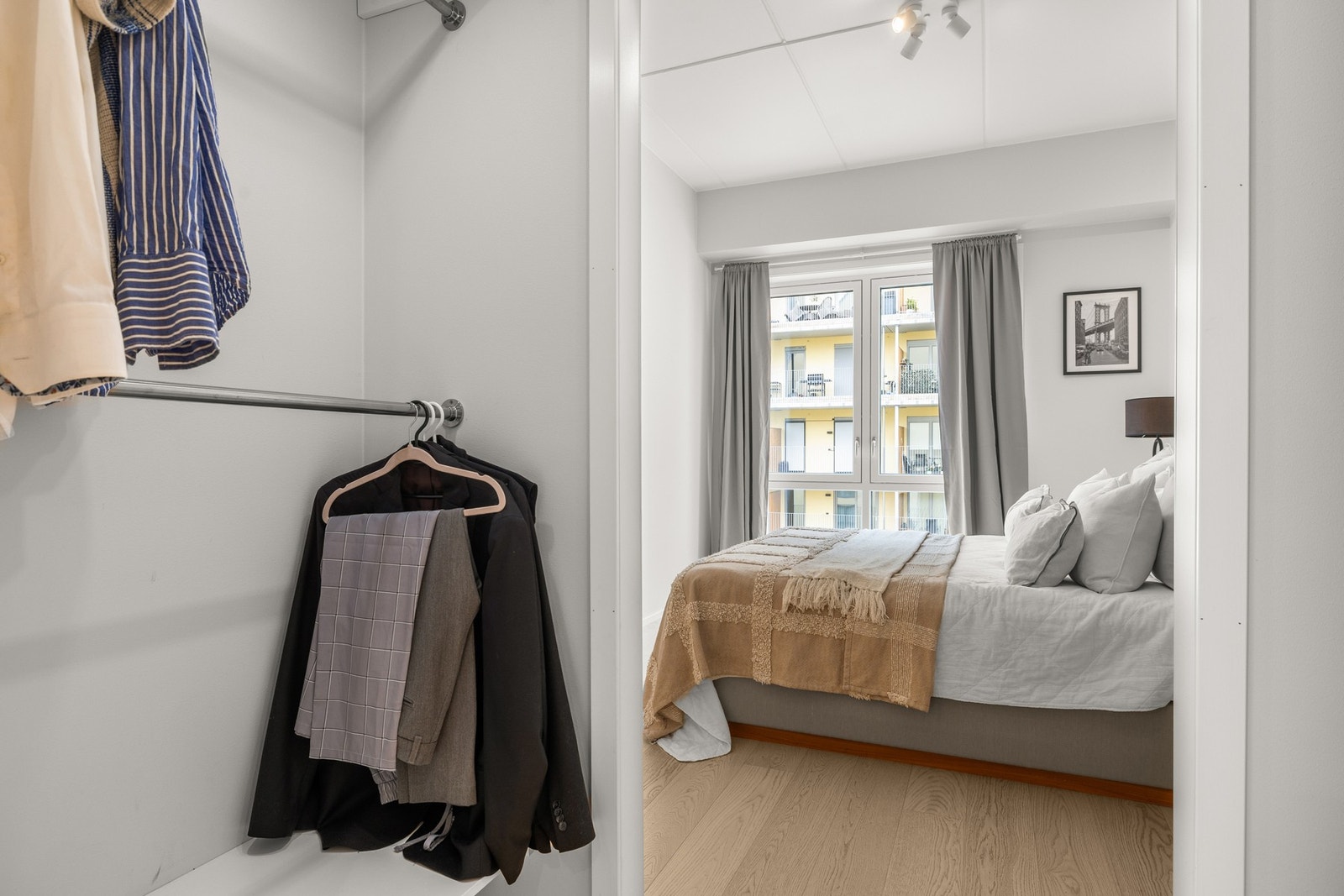 Rikelig med oppbevaringsplass i walk-in garderobe. Galleribilde