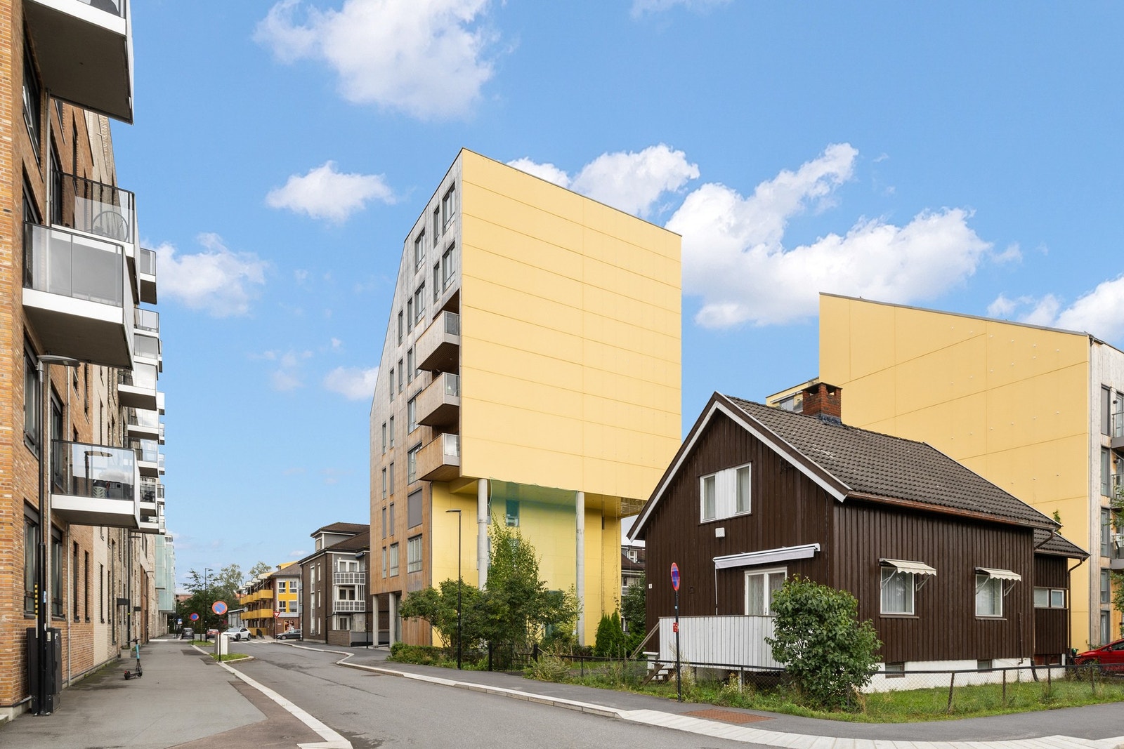 Midt i Lillestrøm sentrum ligger Brøter Terrasse som en tilbaketrukket, grønn oase med meget fine og opparbeidede fellesarealer. Galleribilde