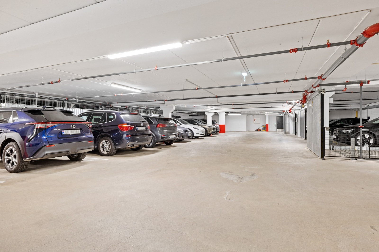 Garasjeplass kan leies i felles parkeringskjeller etter nærmere avtale. Konferer med megler for ytterligere informasjon. Galleribilde