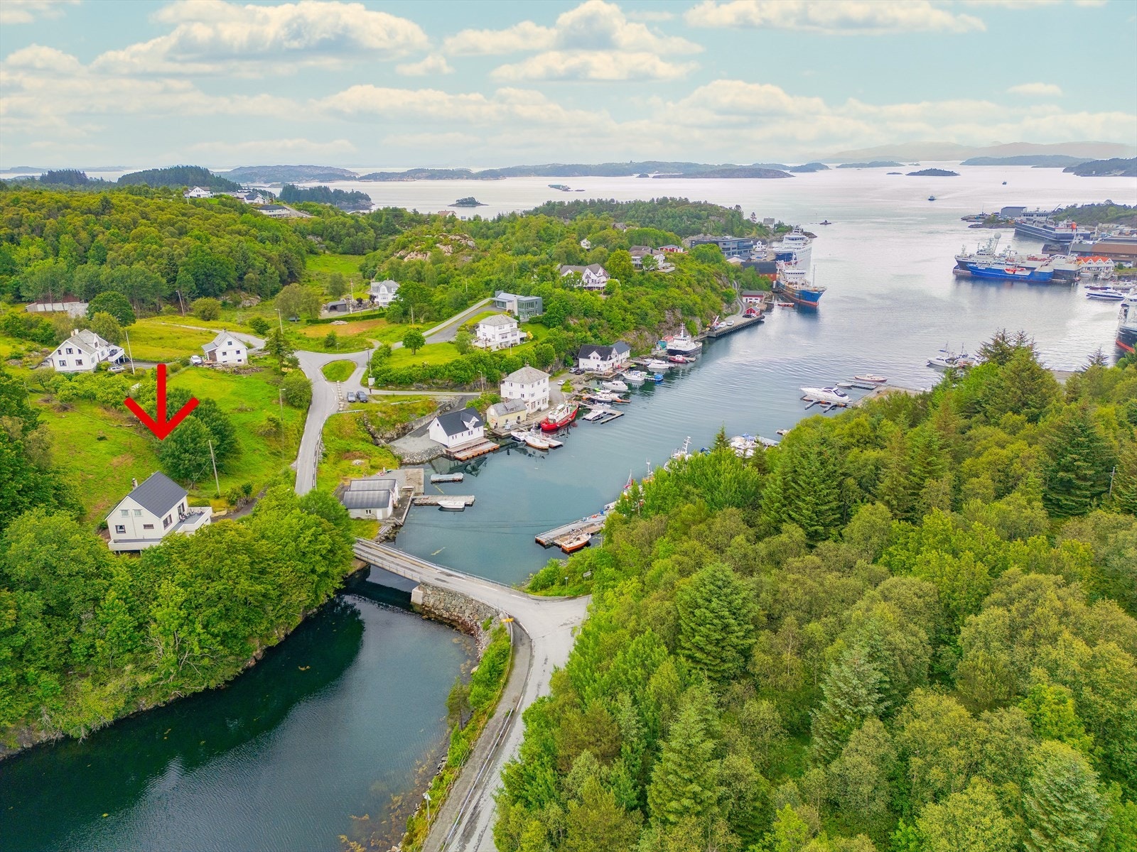 Fra eiendommen er det ca. 7 minutters kjøretid til Storebø hvor man finner det meste av servicetilbud, med blant annet skole, dagligvare og barnehage. Galleribilde