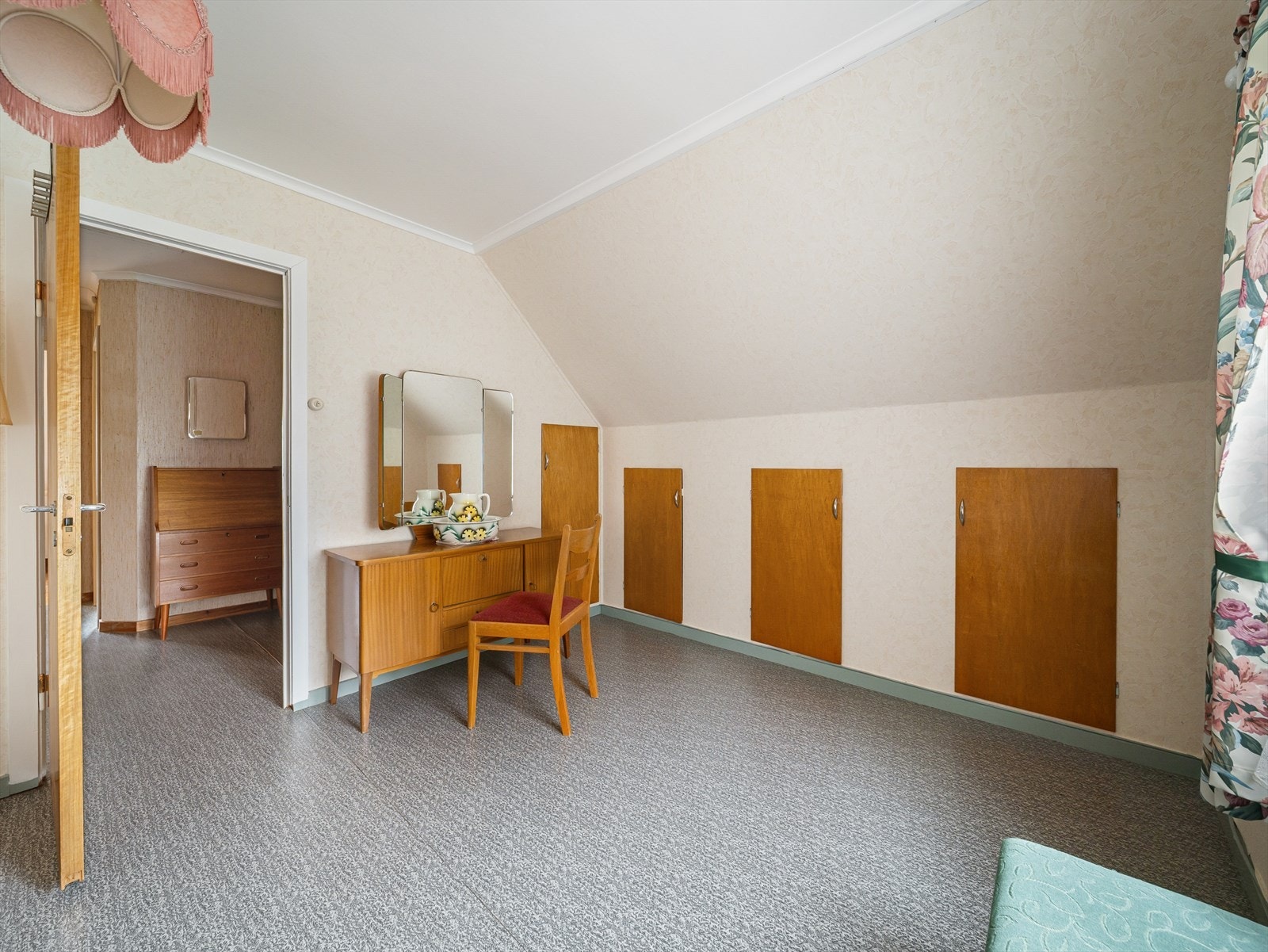 Det er godt med lagringsplass i flere rom i 2. etasjen i kneloft. Galleribilde