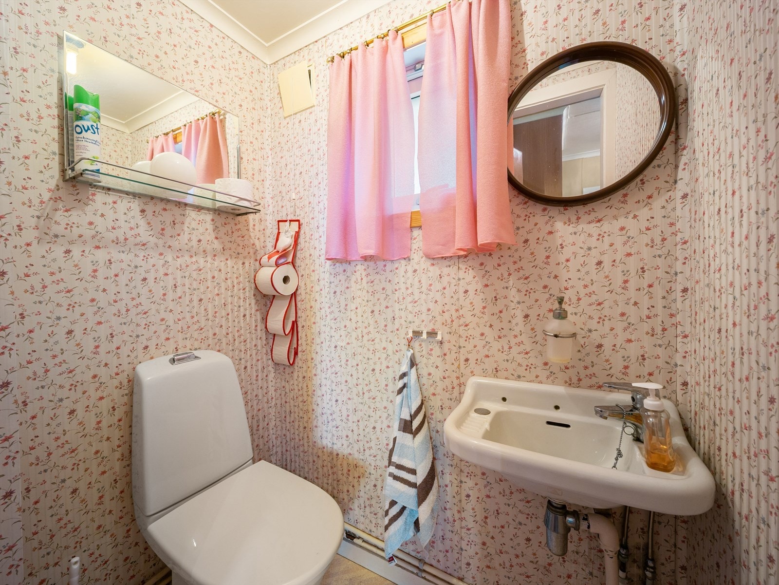 Toalettrom med belegg på gulv og tapetserte vegger. Galleribilde