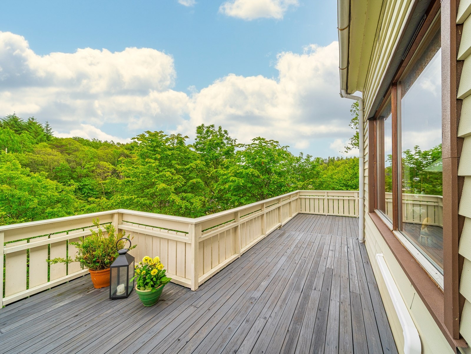 Stor altan som strekker seg rundt deler av boligen måler ca. 50 m². Galleribilde