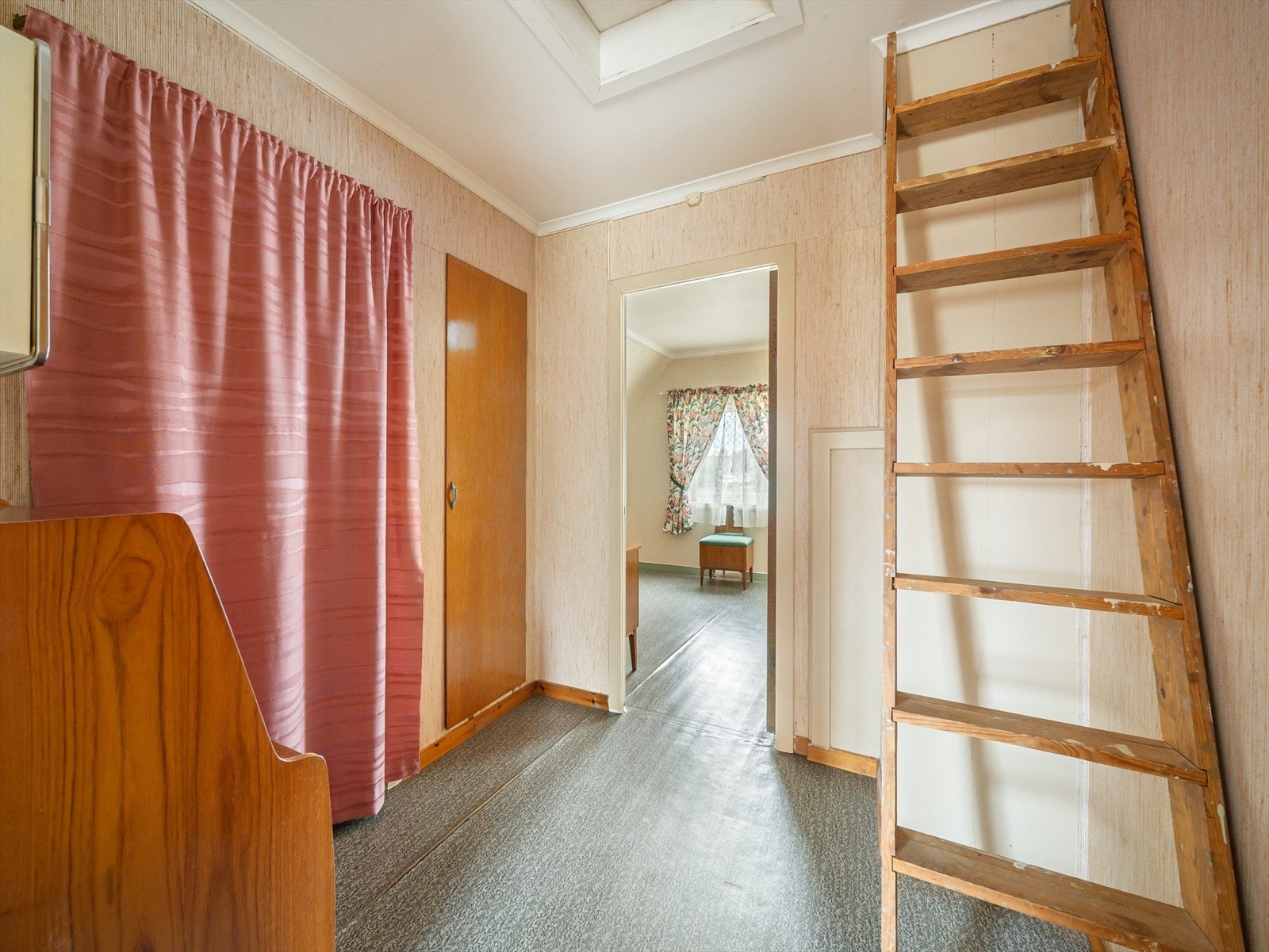 Fra 2. etasje er det trapp opp til loft. Galleribilde