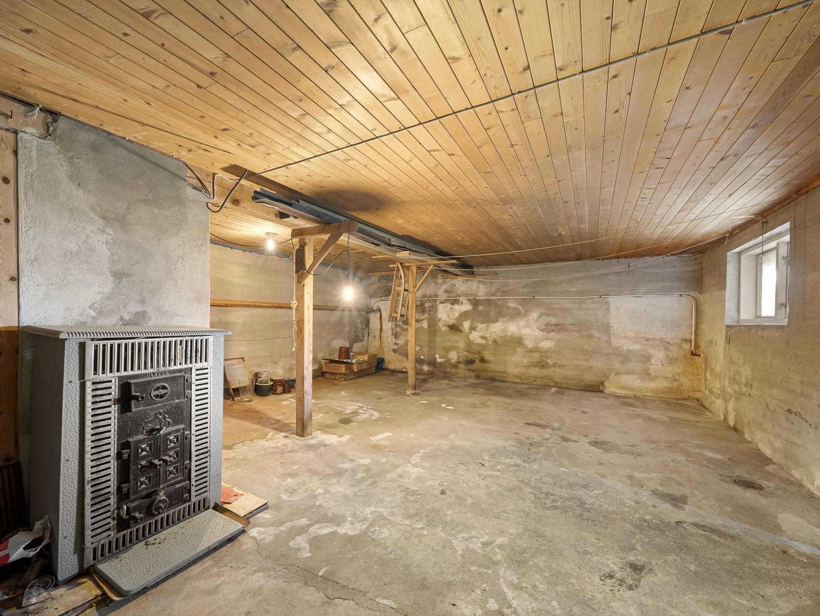 Kjellerrom med vedovn. Galleribilde