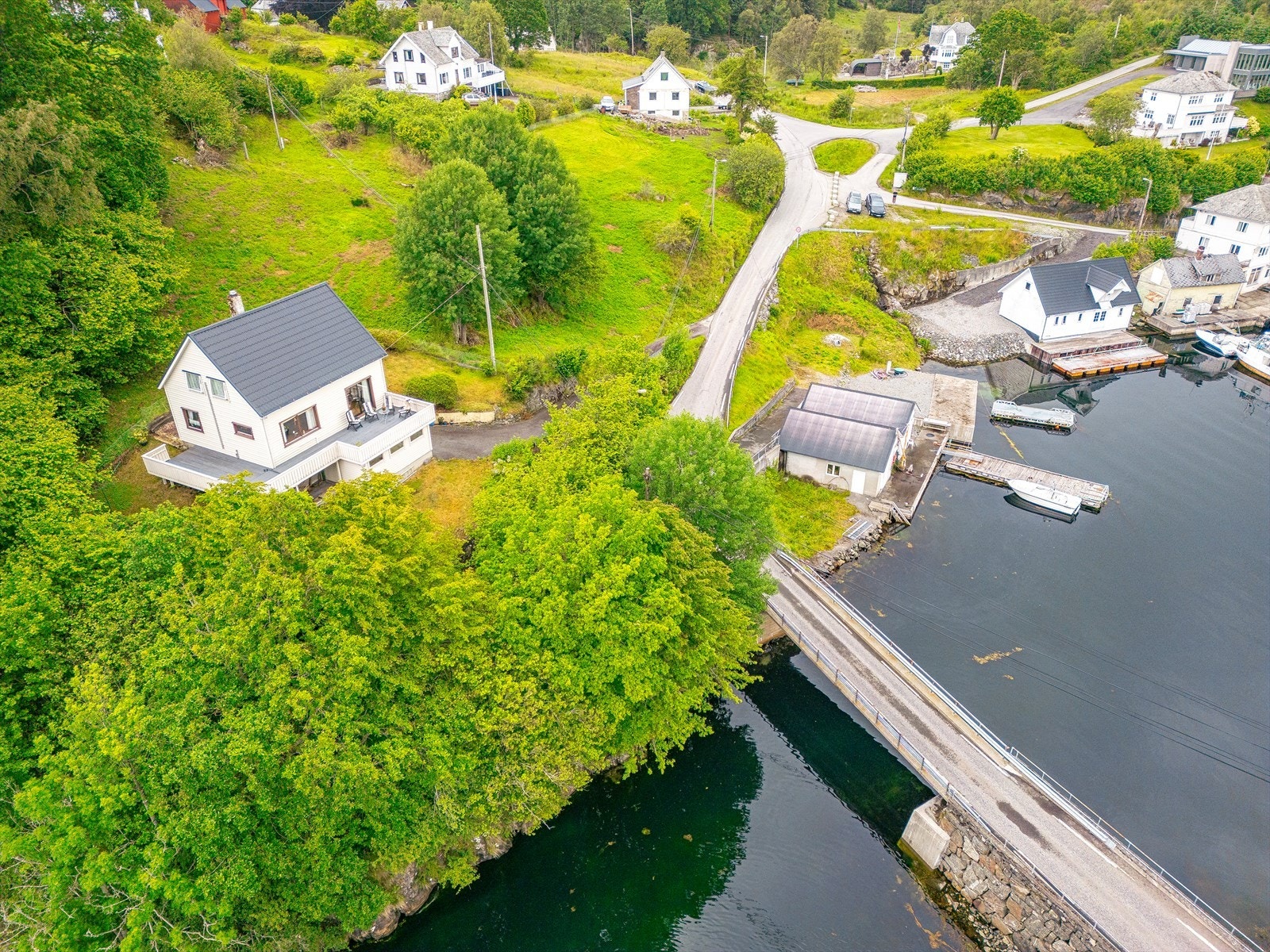 Eiendommen ligger høyt og tilbaketrukket, med fin utsikt mot skog, sjø og nærområdet. Galleribilde