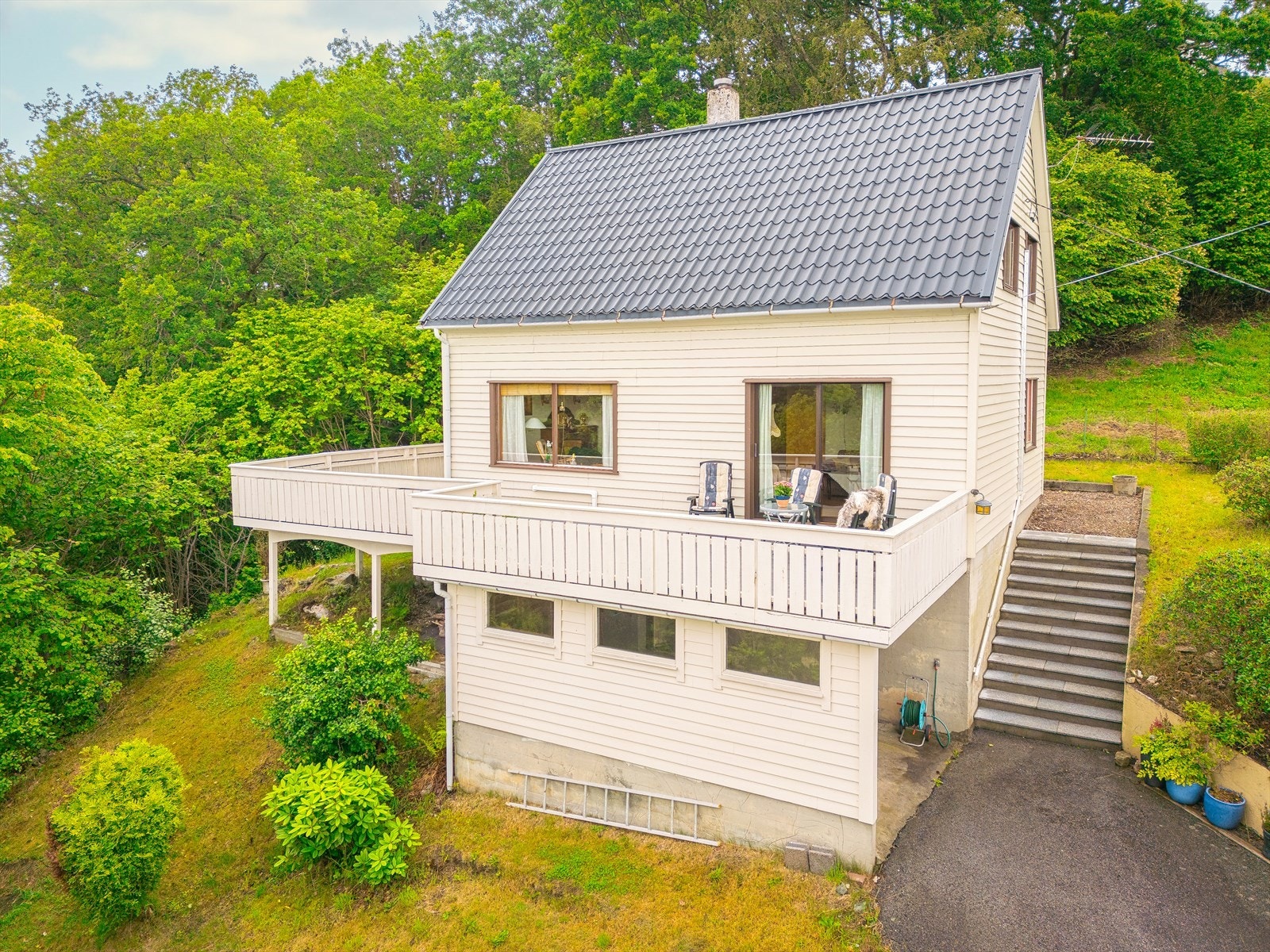 Boligen har nyere taktekking fra 2000, samt deler av kledning fra 2000. Galleribilde