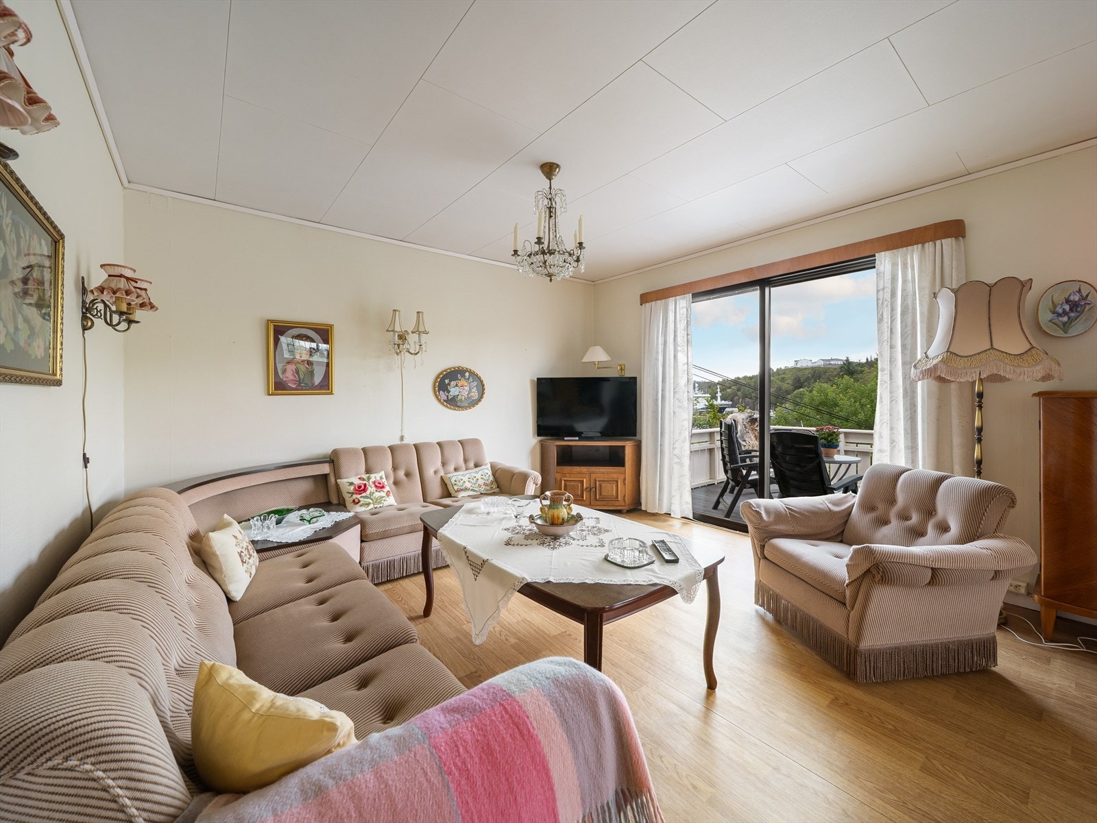 Innvendig har boligen gulvflater belagt med belegg, tregulv og laminat. Galleribilde