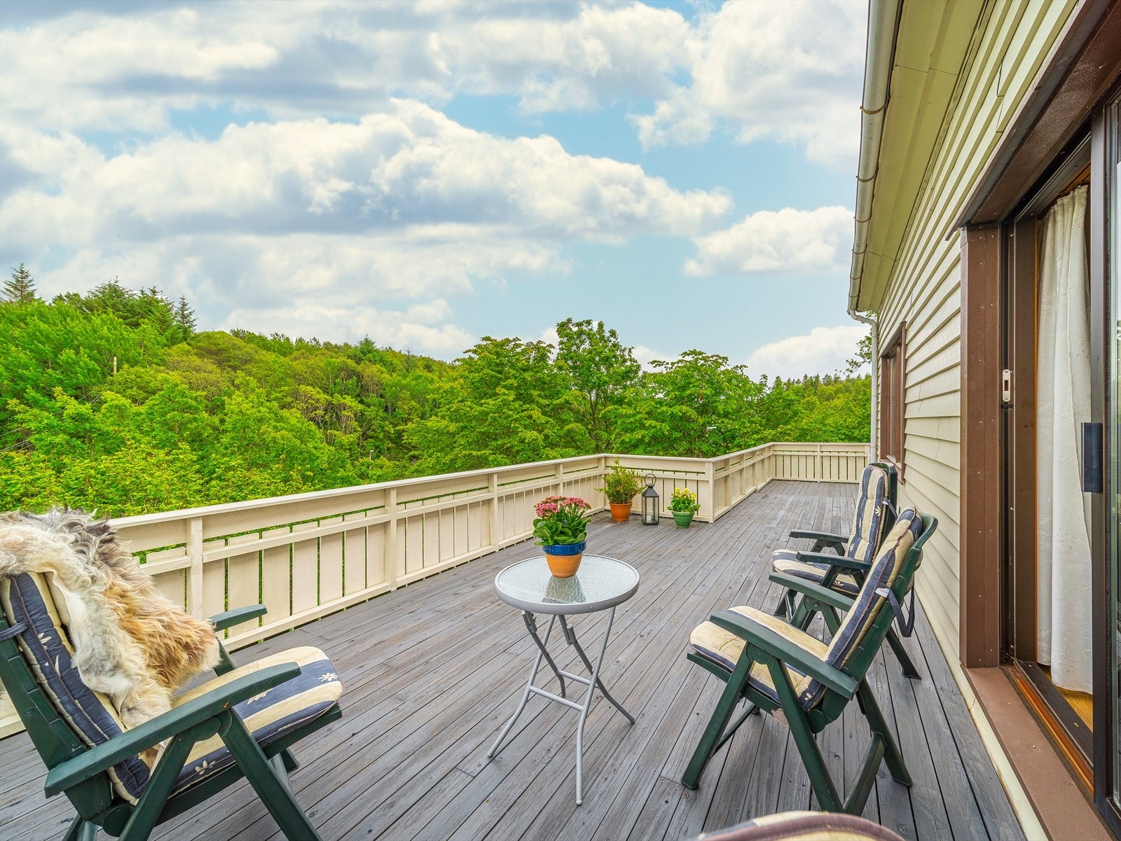 Eneboligen har en landlig og naturskjønn beliggenhet på Torangsvåg på Hundvåkøy, like ved med sjø, fotballbane, ballbinge og aktivitetspark. Galleribilde