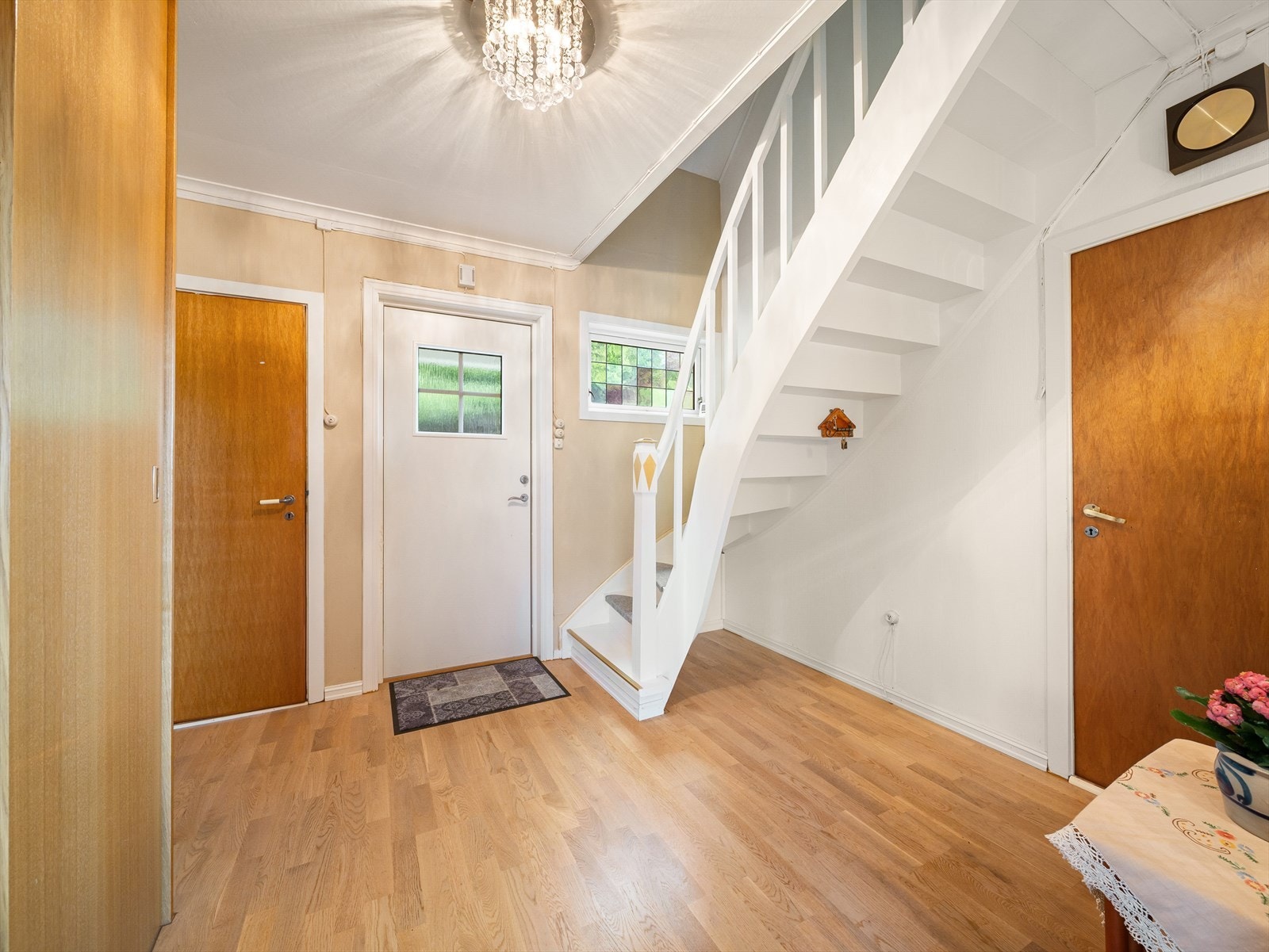 Romslig entré med plass til oppheng for klær og sko. Galleribilde