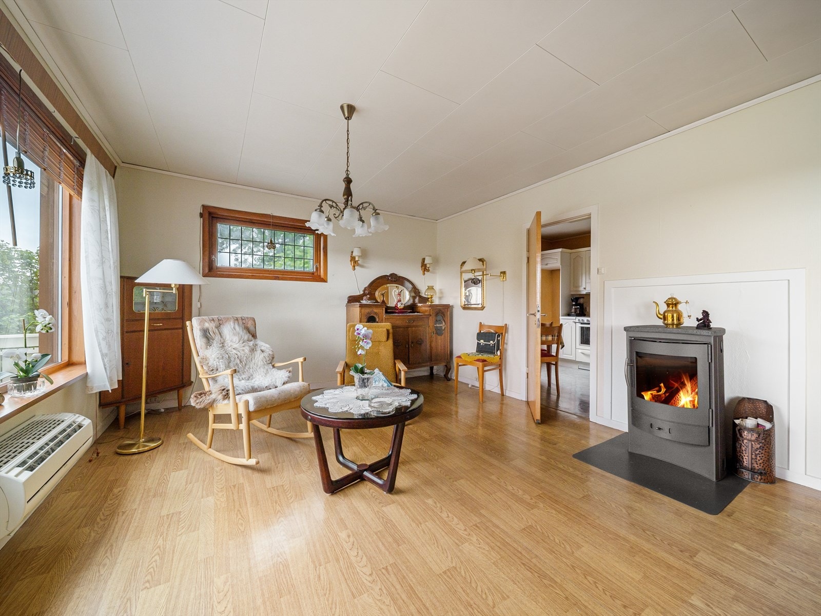 Stuen har peis som gir et godt og varmt inneklima på kjølige dager. Galleribilde