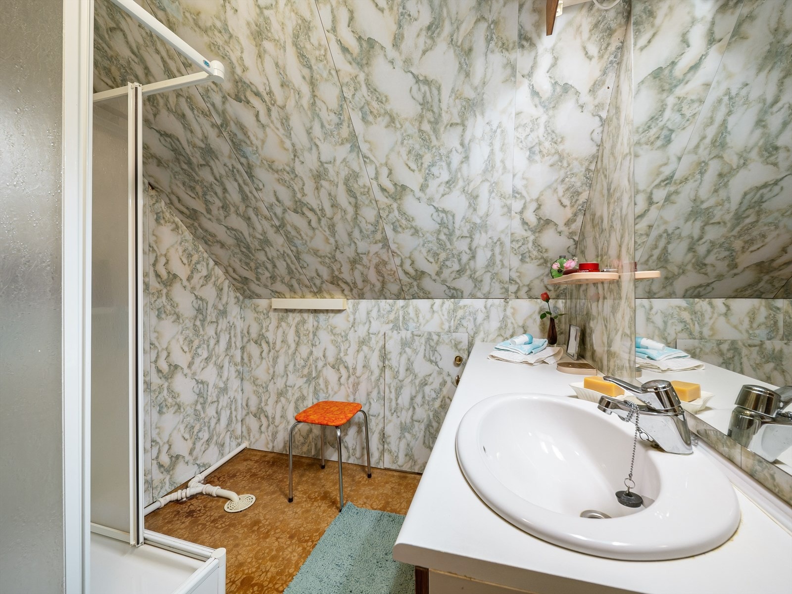 Badet ter av eldre dato og har belegg på gulv, samt baderomsplater på vegger. Galleribilde