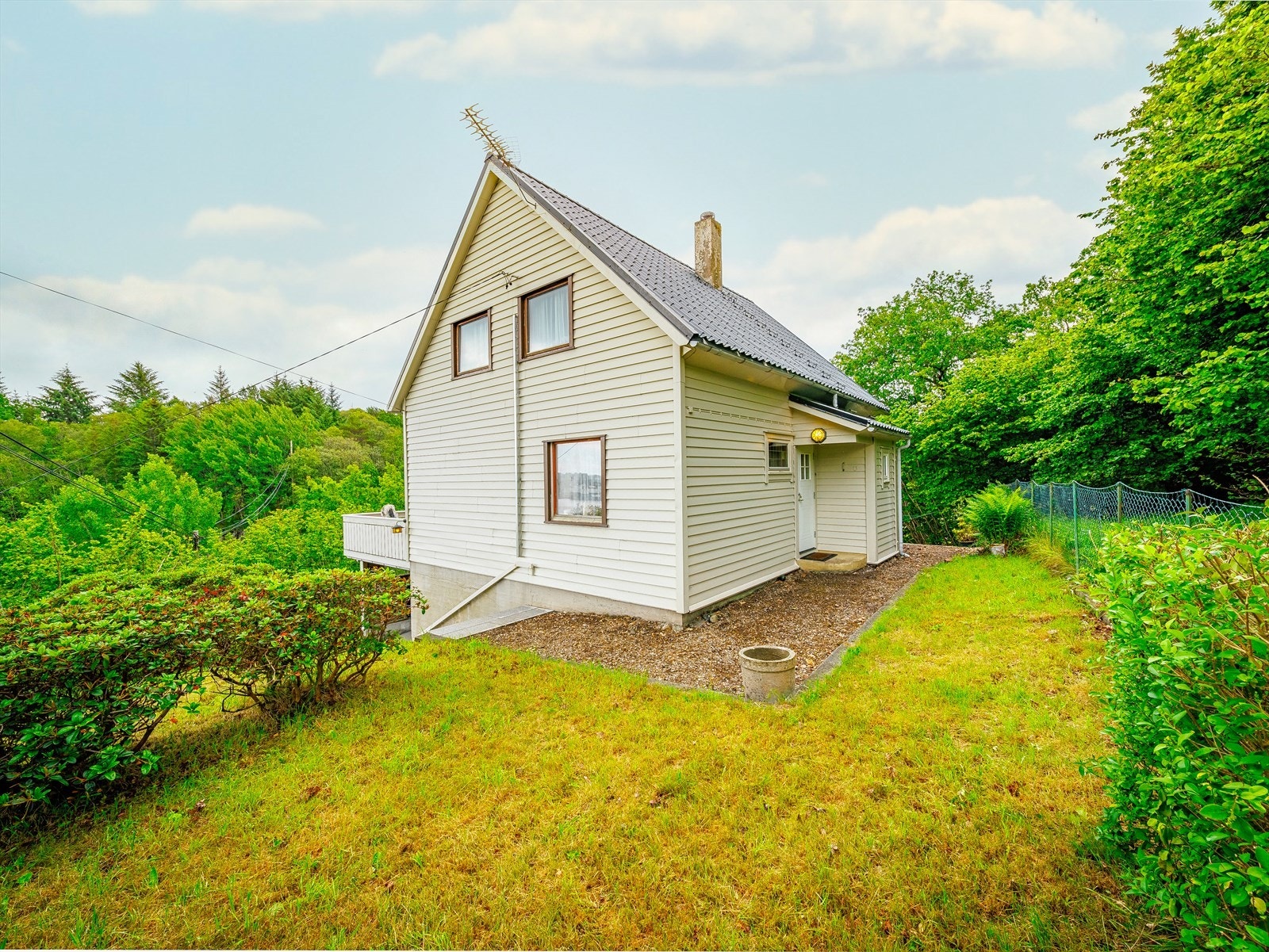 Boligen har noen nyere vinduer. Galleribilde