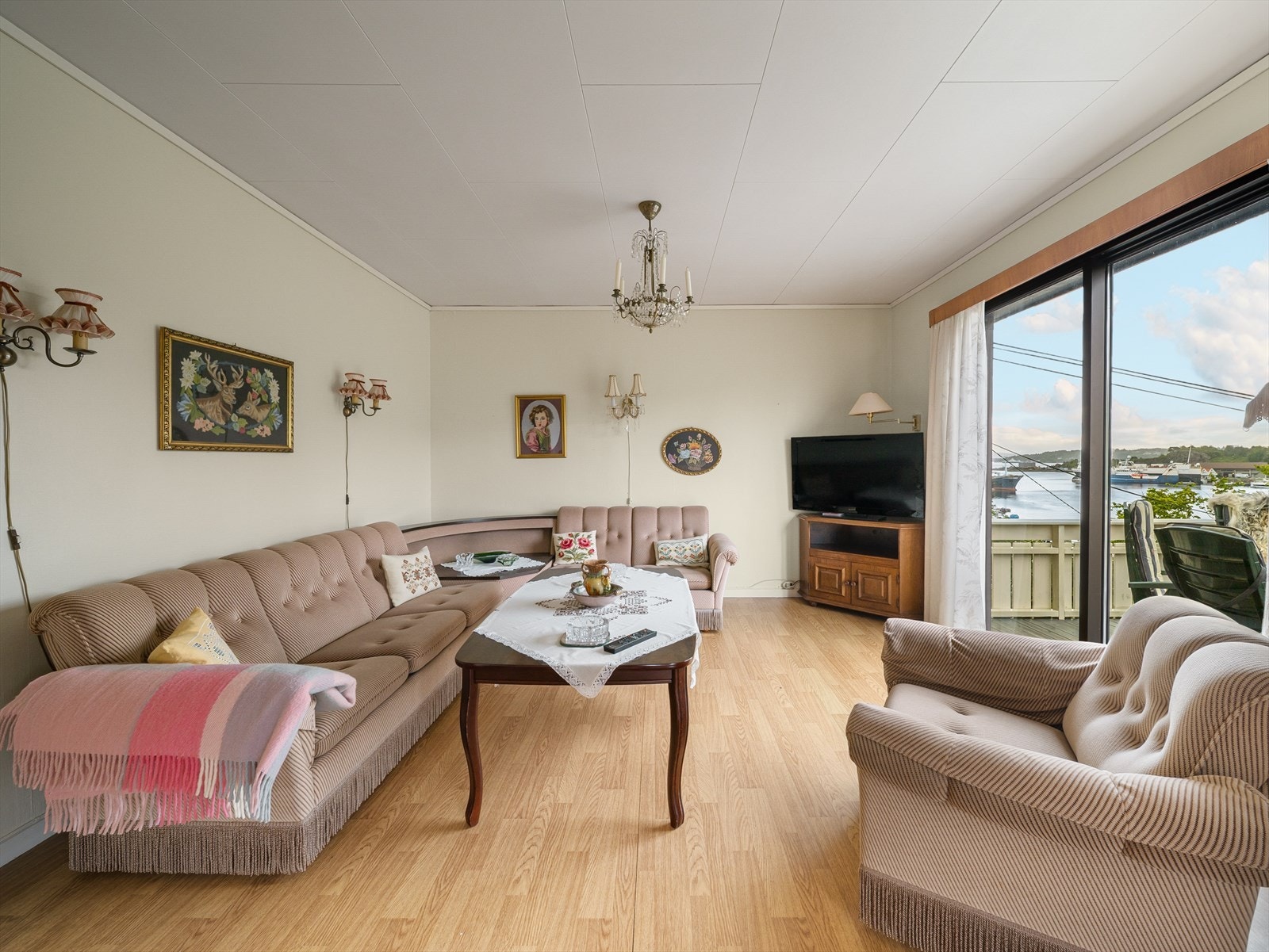 Stuen er romslig med plass til ønsket møblement. Galleribilde