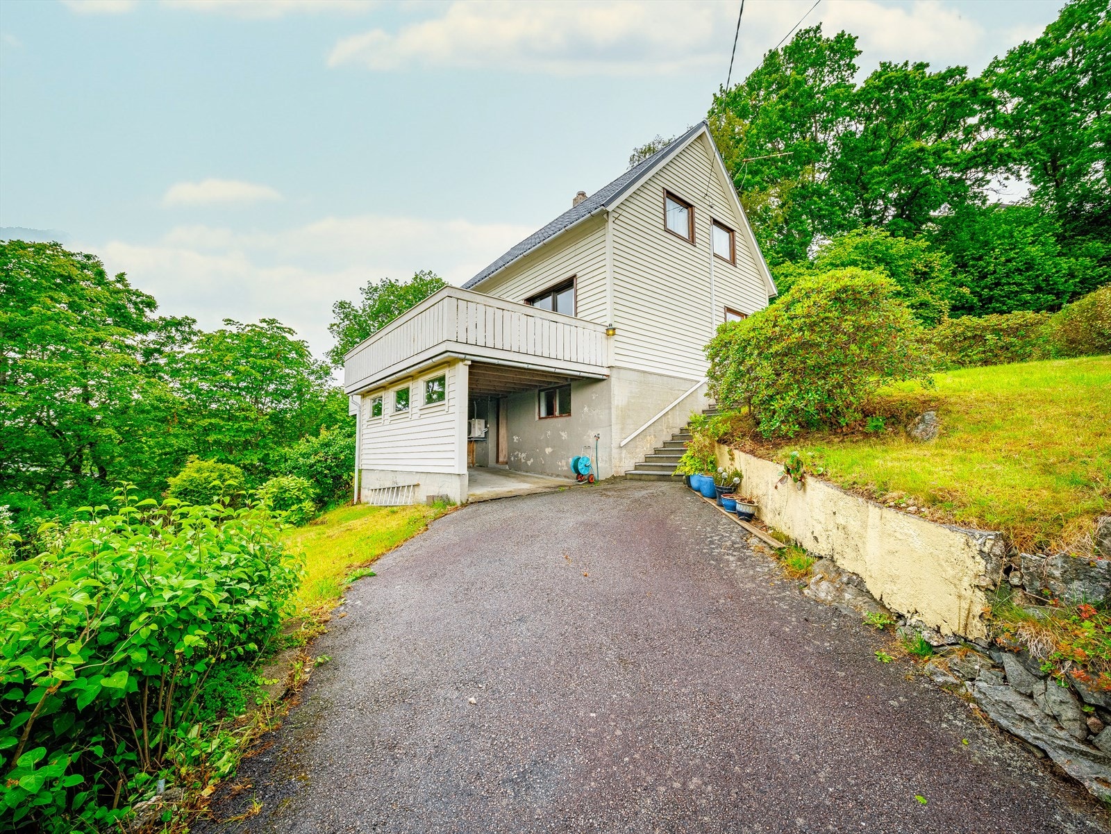 Parkering i carport under altan. Galleribilde
