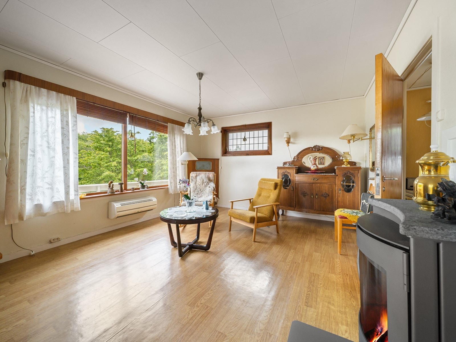 Luft til varmepumpe fra ca. 2006 er også plassert i stuen. Galleribilde